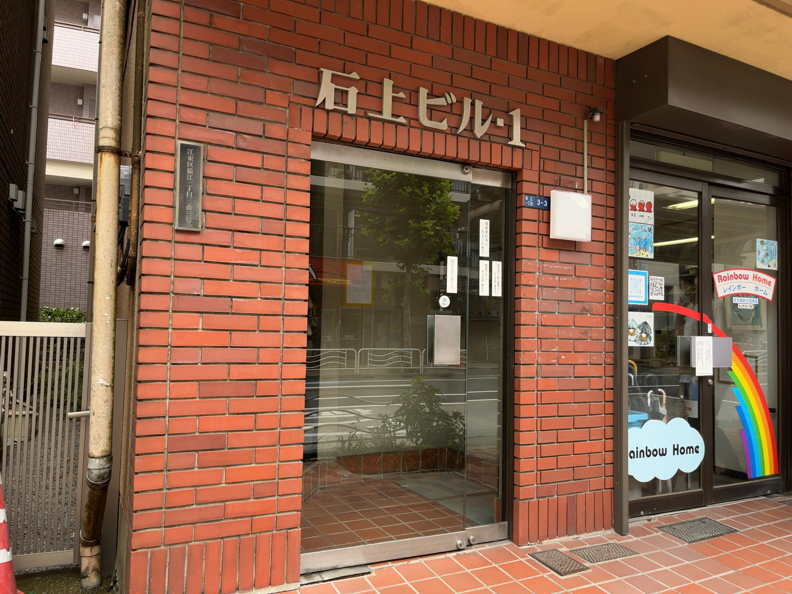 オフィスビル出入口