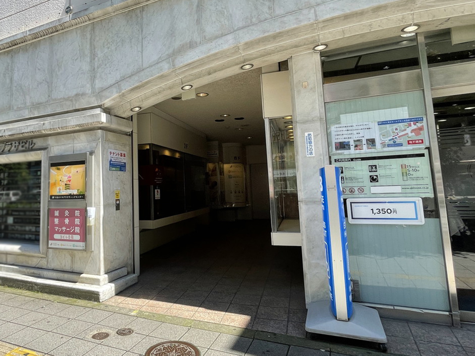 オフィスビル出入口