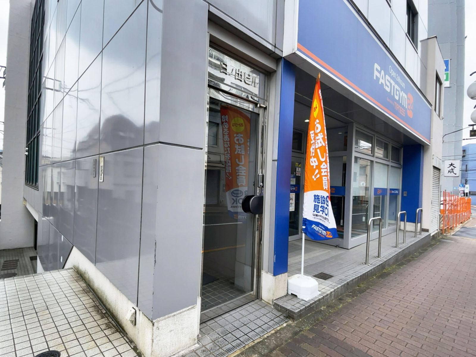 オフィスビル出入口