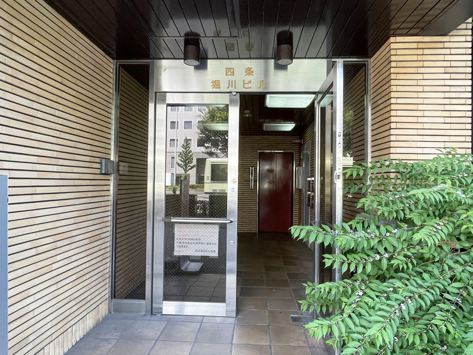 オフィスビル出入口