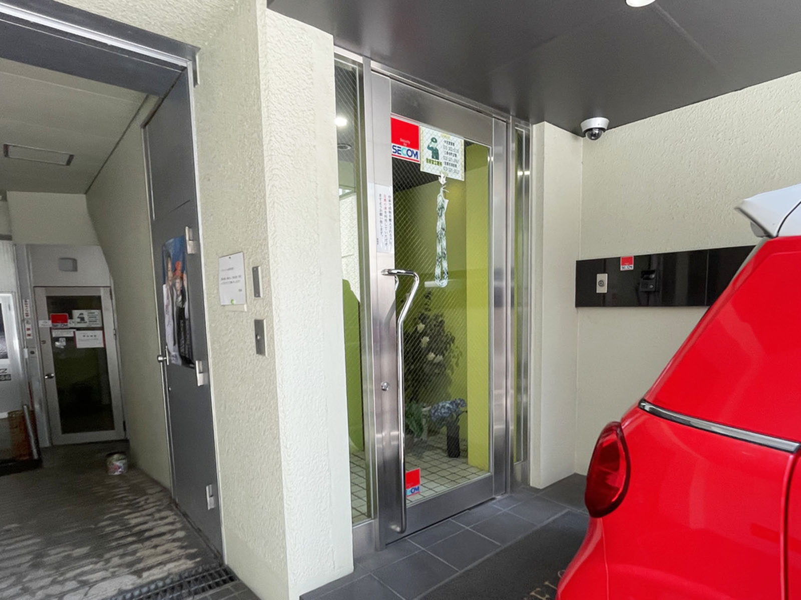 オフィスビル出入口