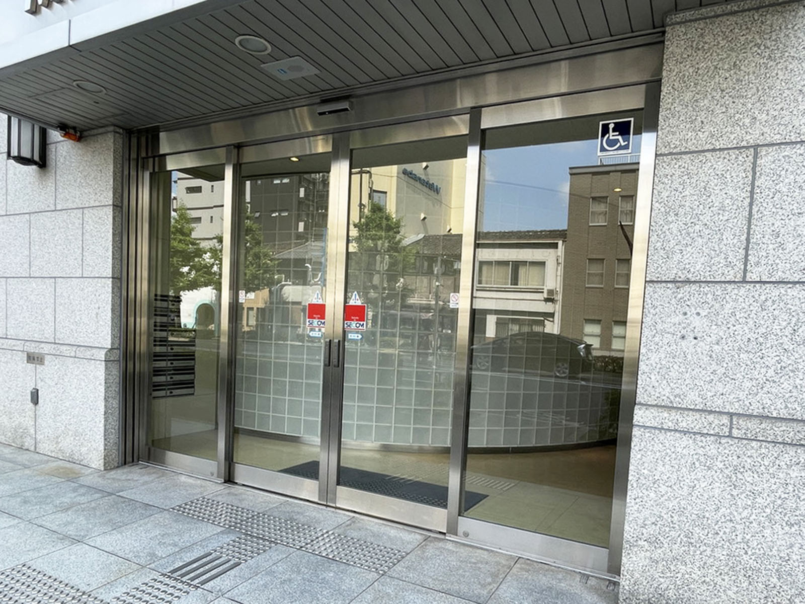 オフィスビル出入口