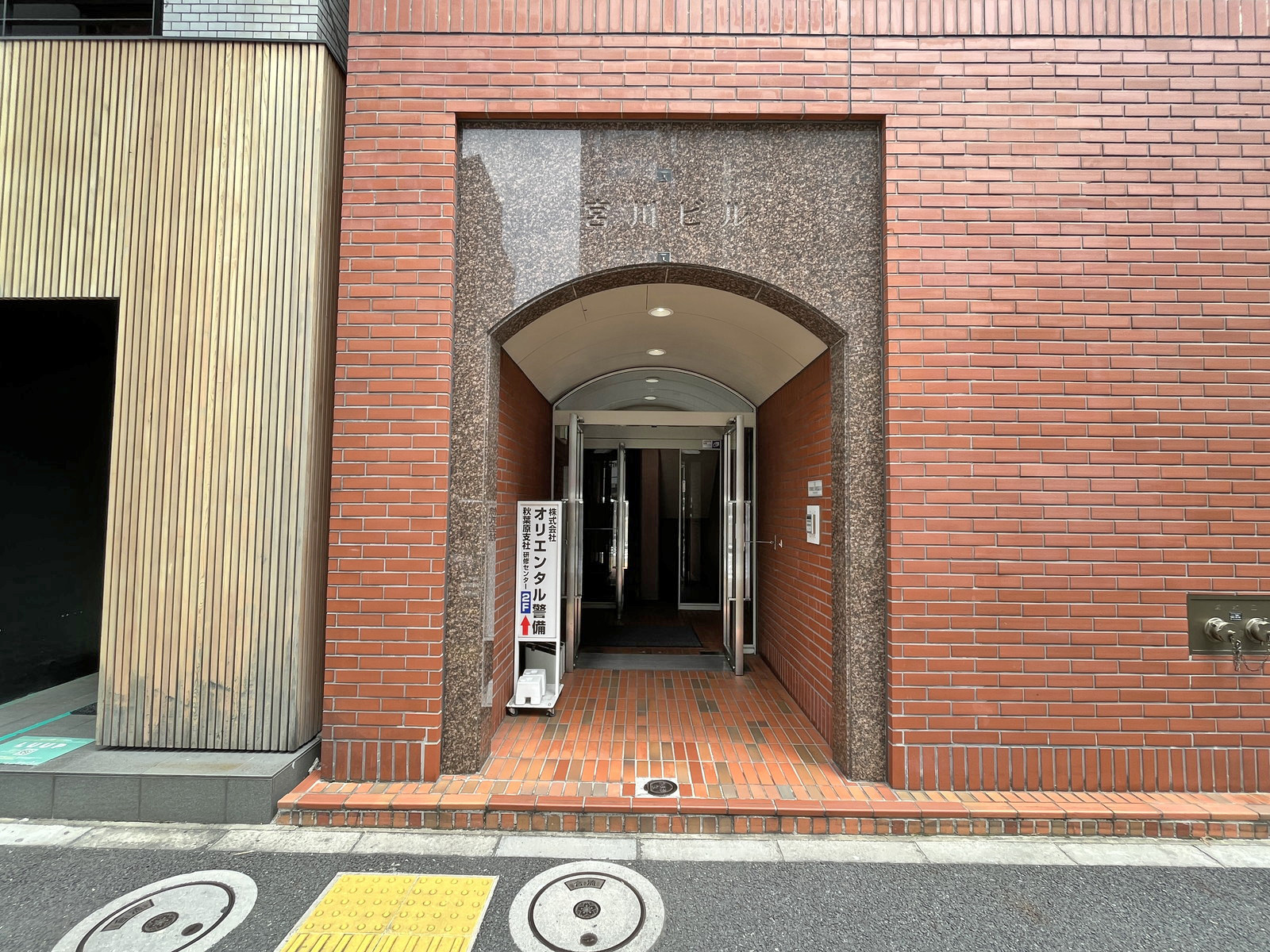 オフィスビル出入り口