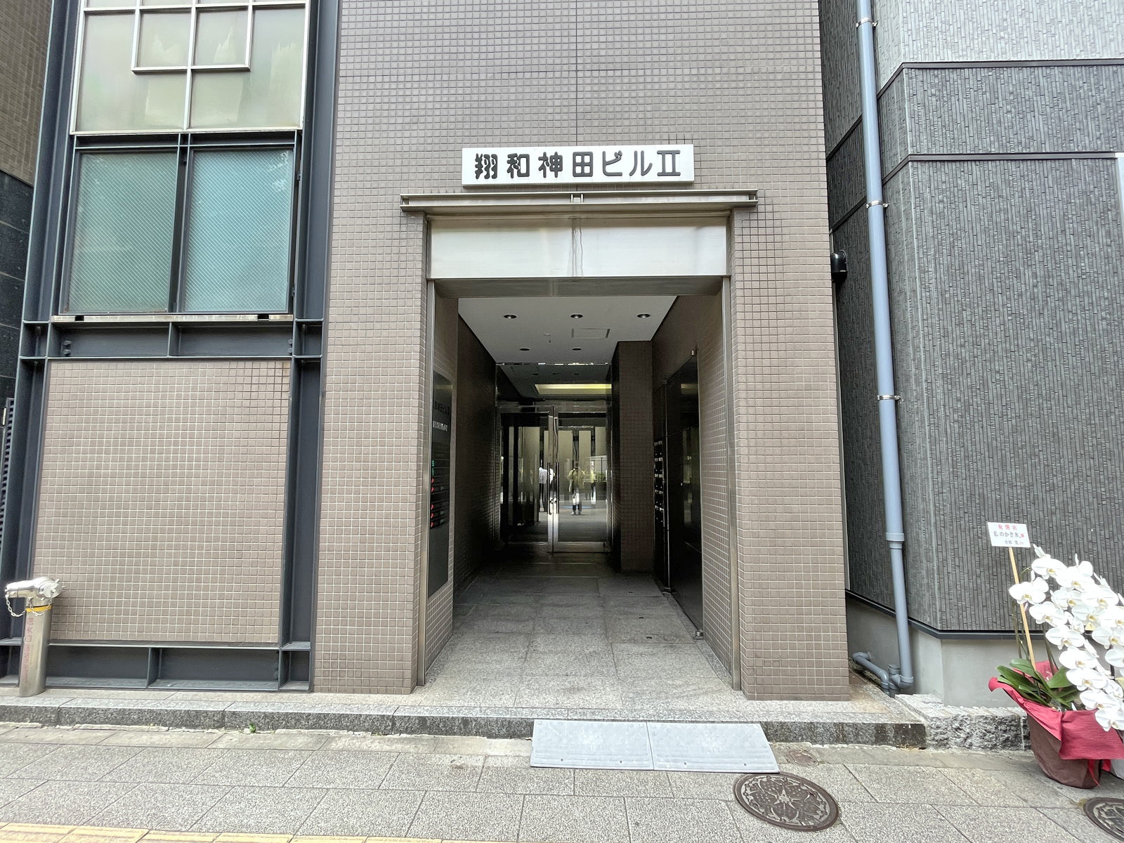オフィスビル出入口