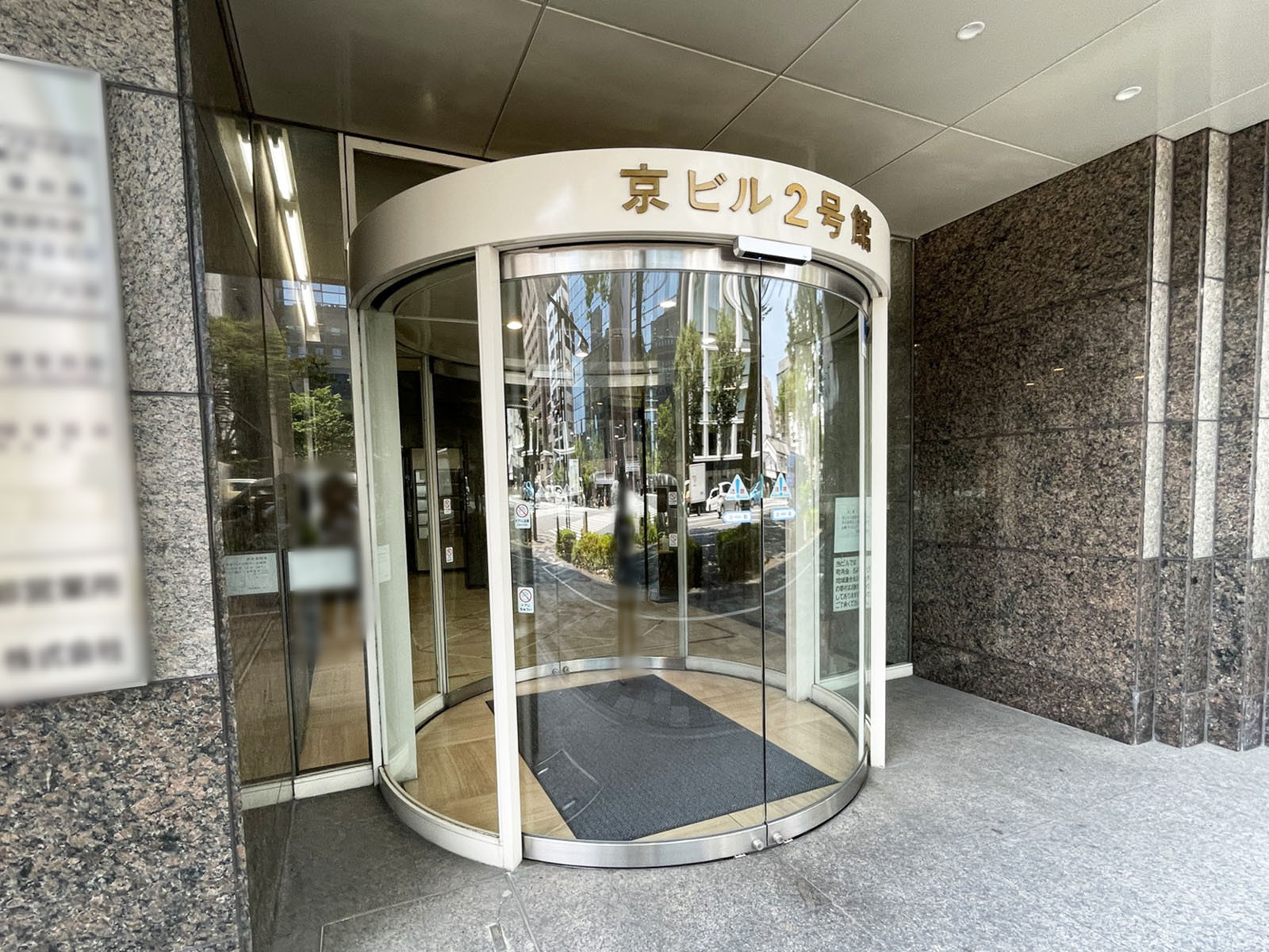 オフィスビル出入口