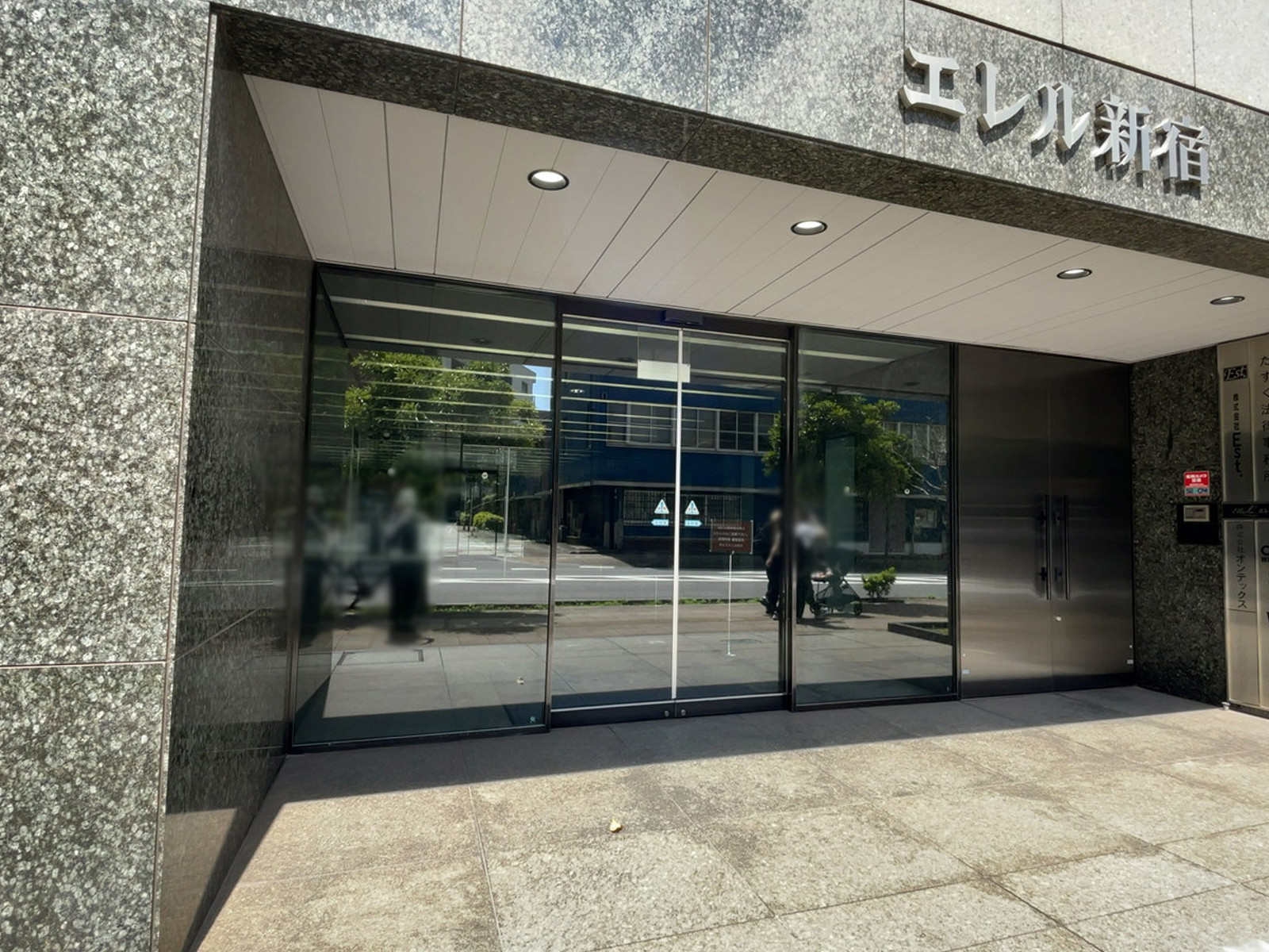 オフィスビル出入口