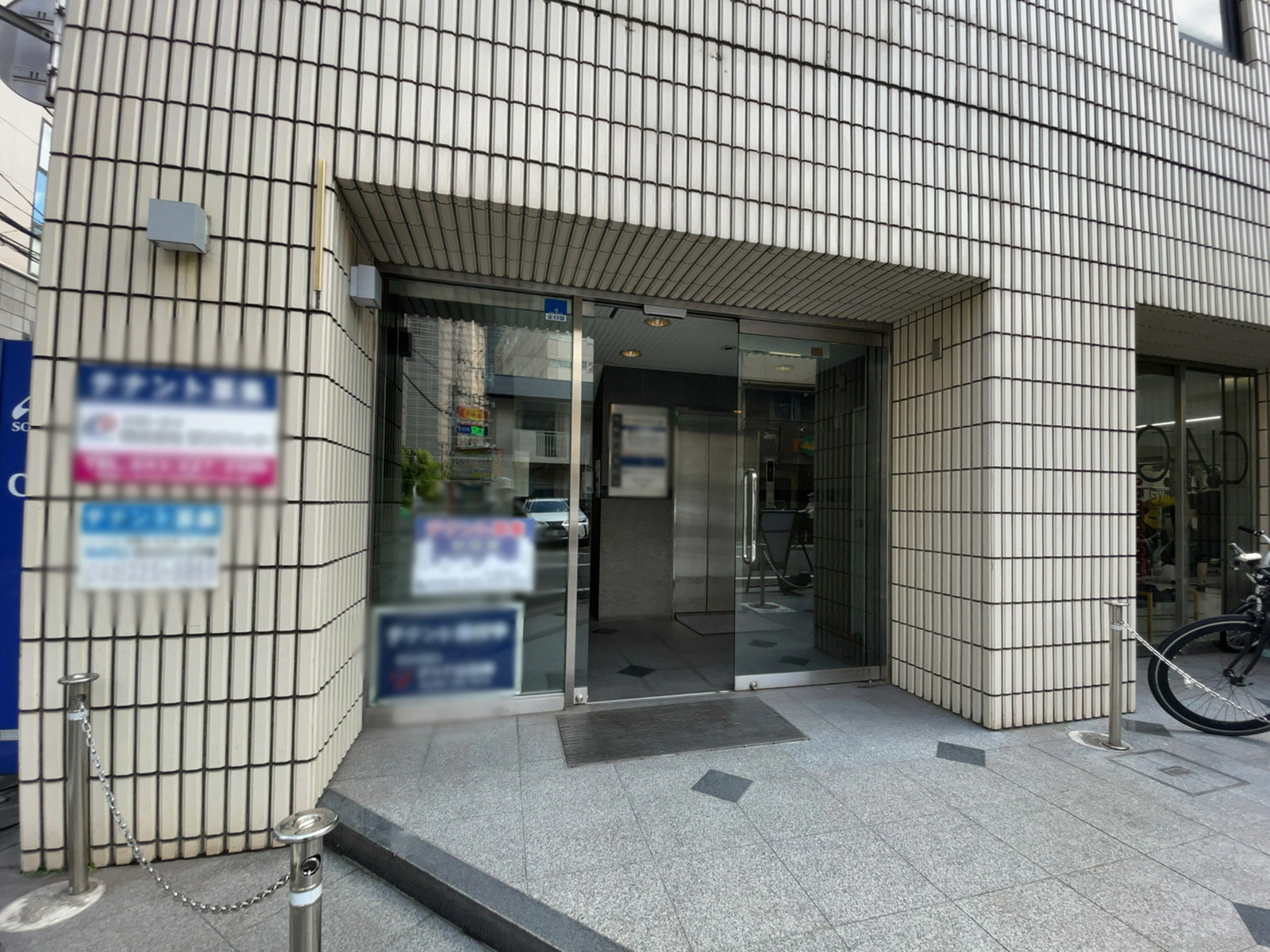 オフィスビル出入口
