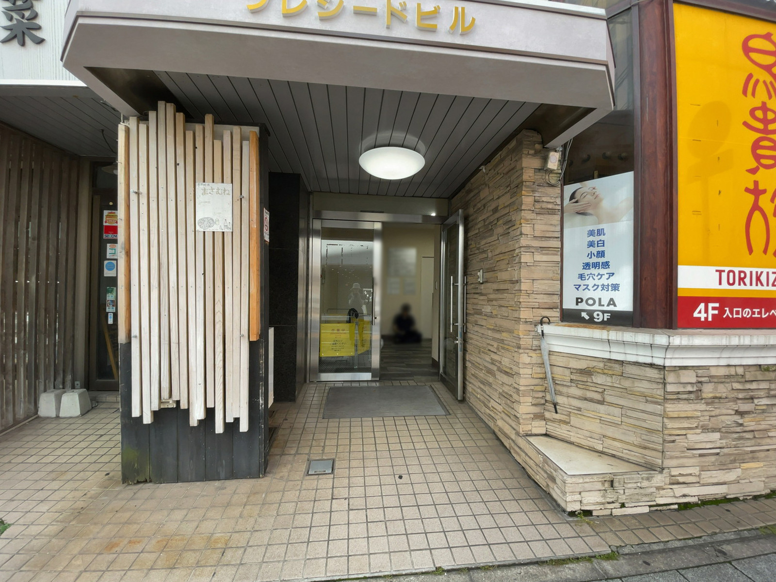 オフィスビル出入口
