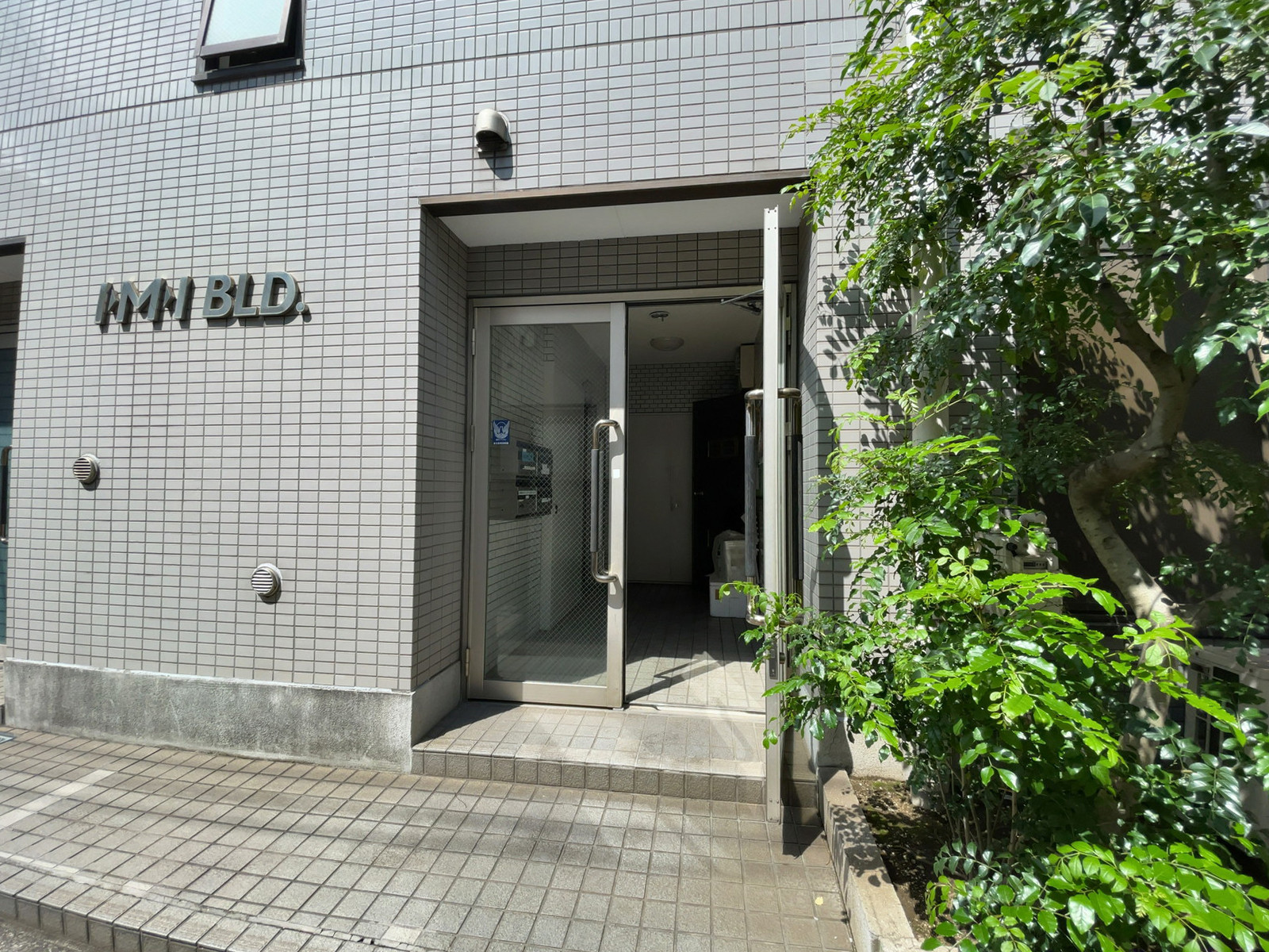 オフィスビル出入口