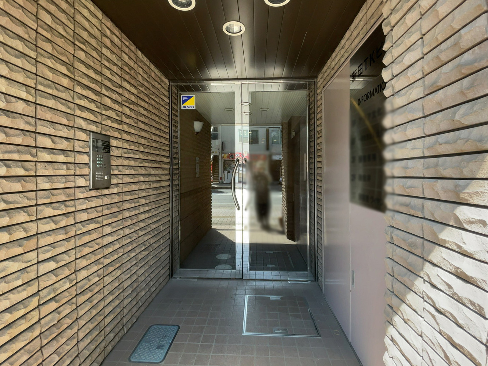 オフィスビル出入口