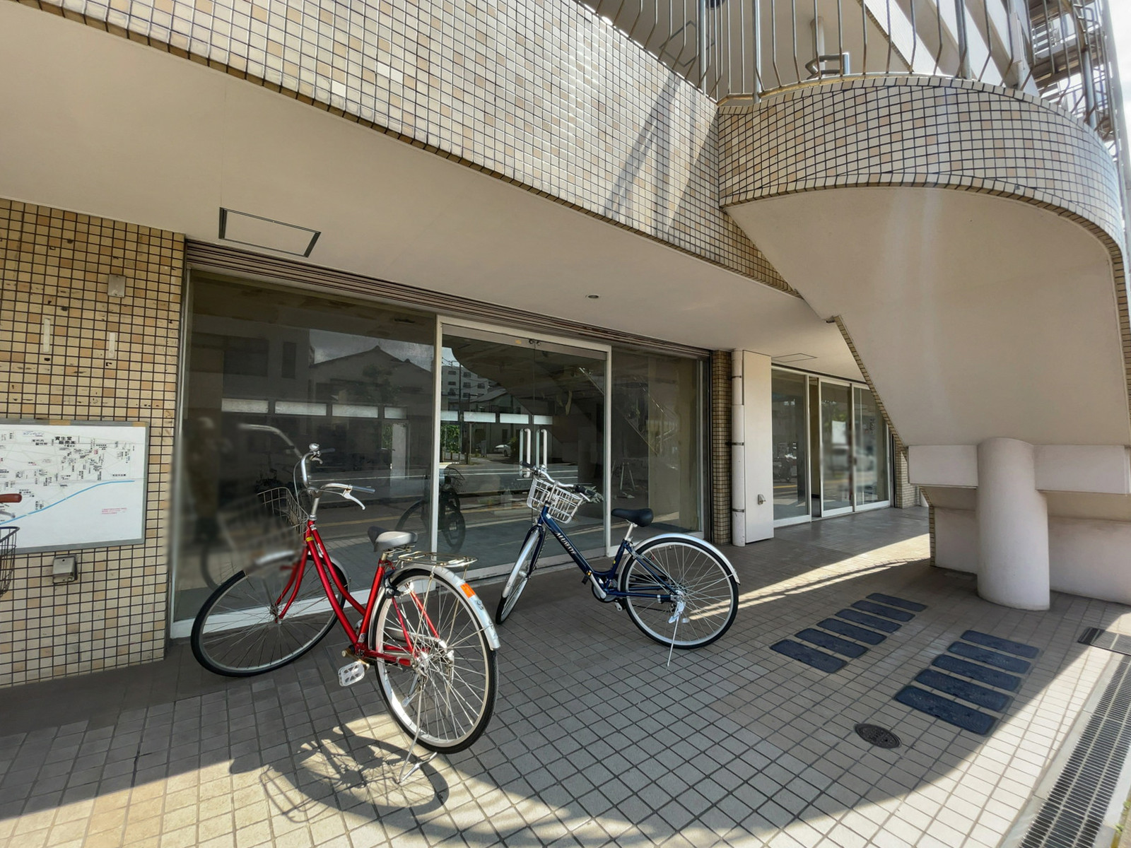 オフィスビル出入口