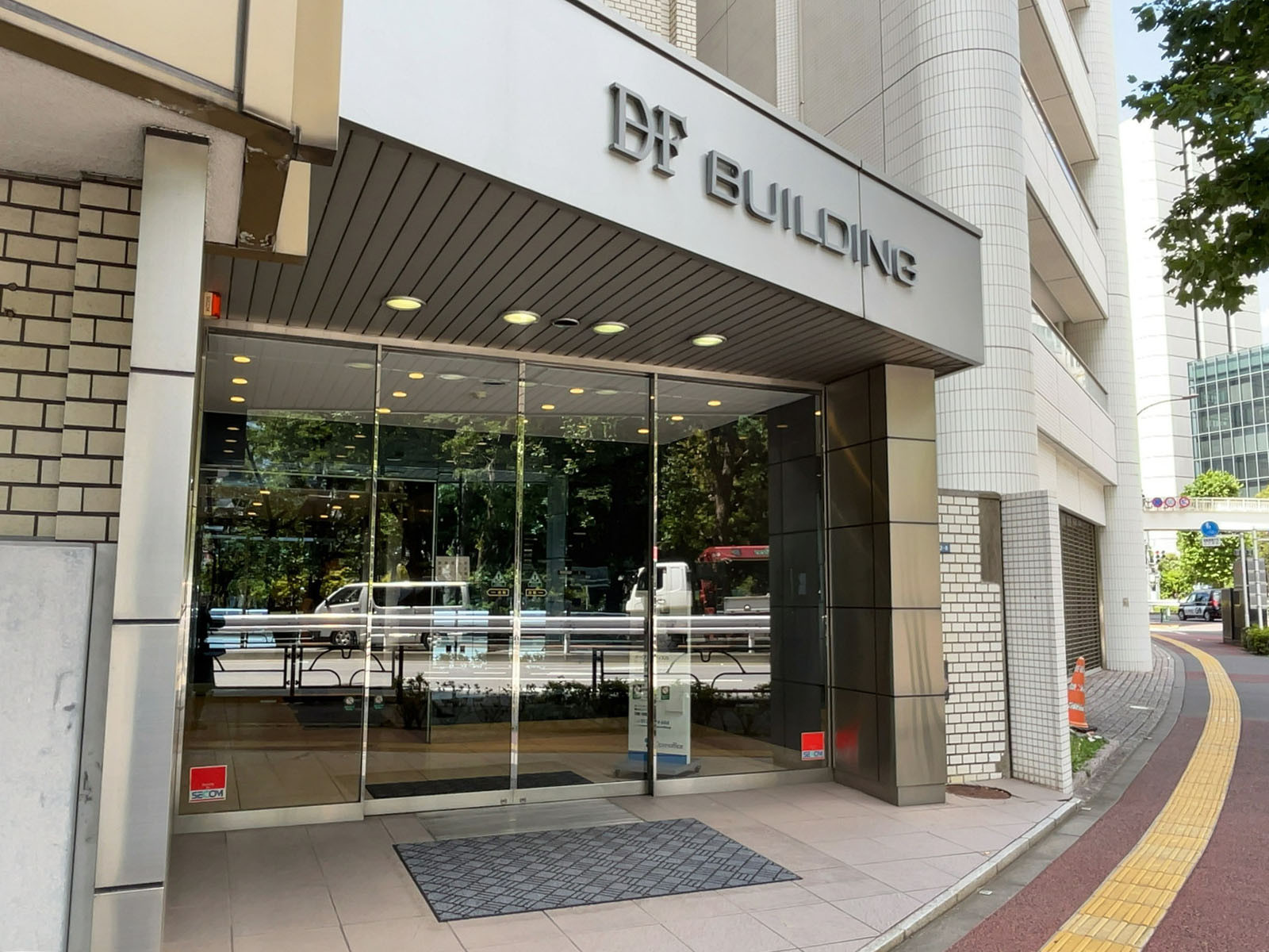 オフィスビル出入口