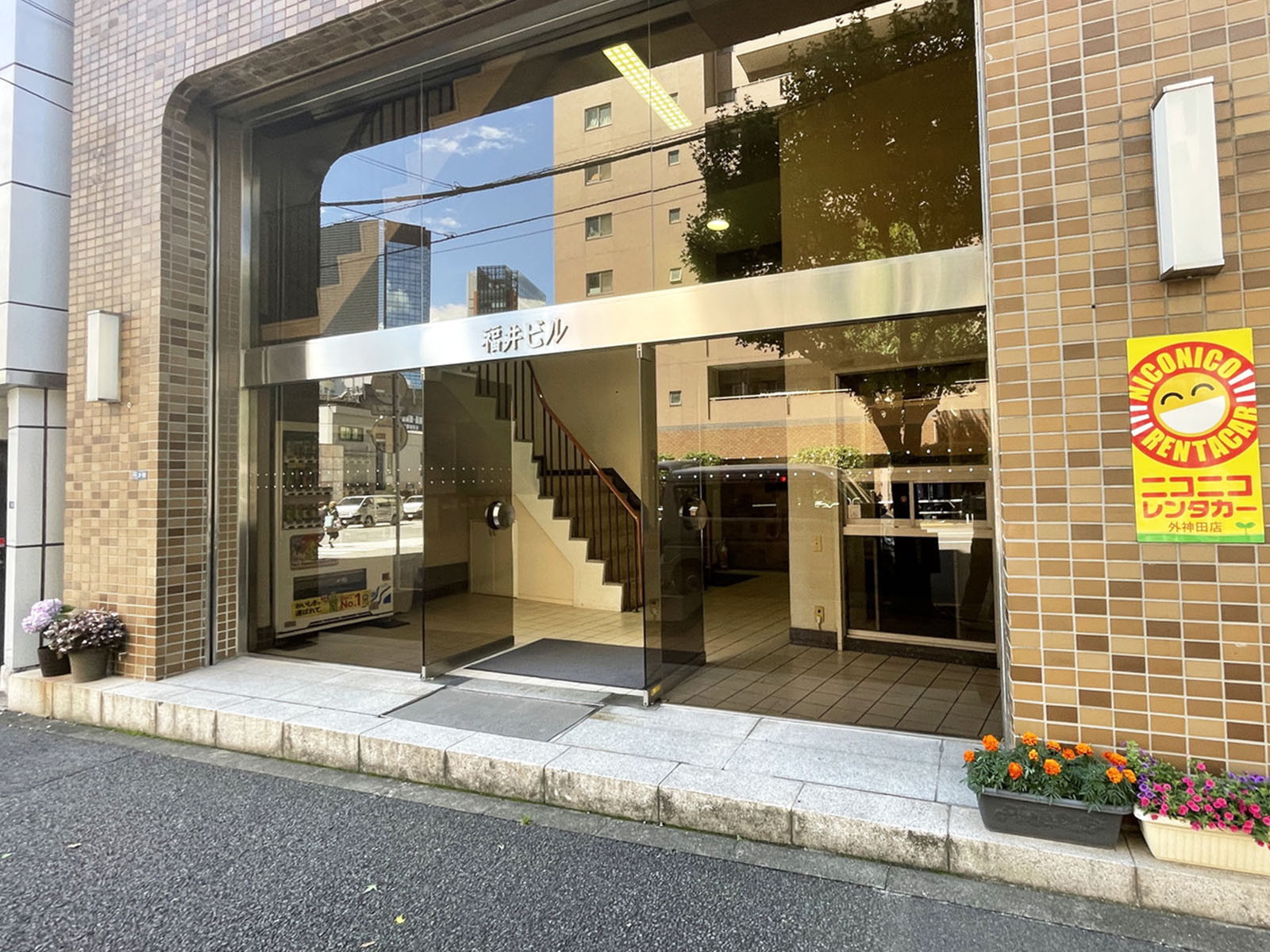 オフィスビル出入口
