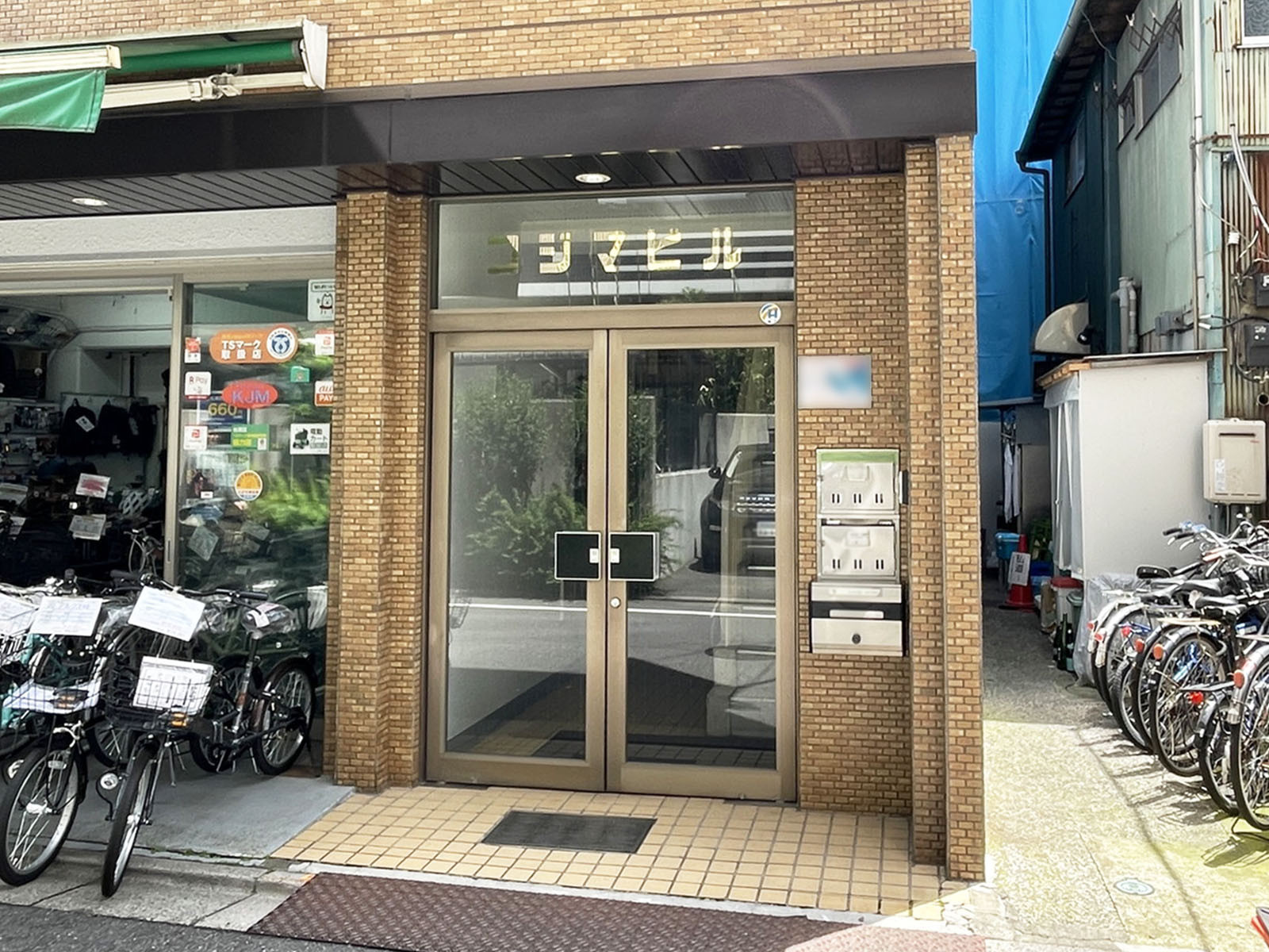 オフィスビル出入口