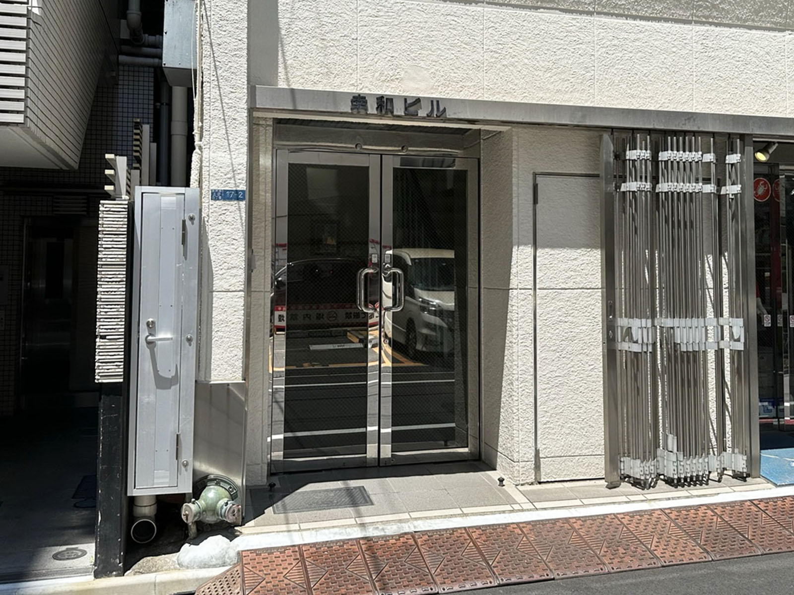 オフィスビル出入口