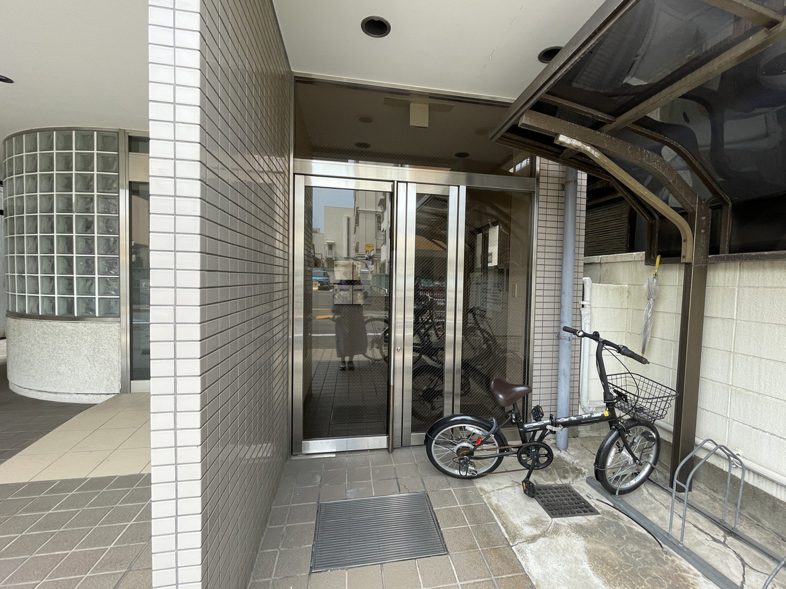 オフィスビル出入口