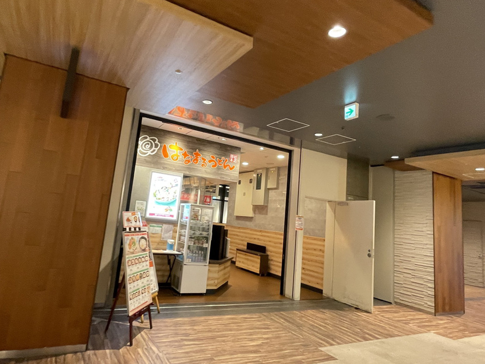 2階のはなまるうどんコモレ四谷店