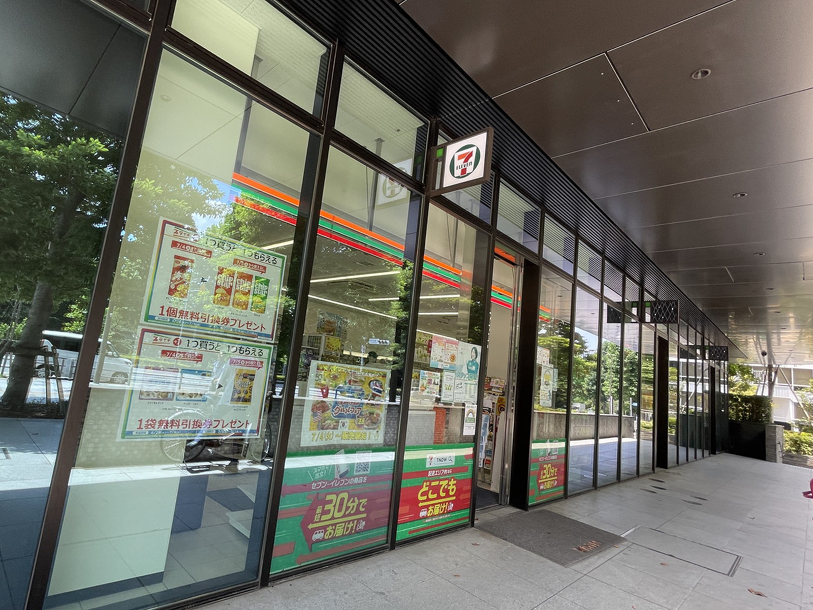 1階のセブンイレブン四谷店