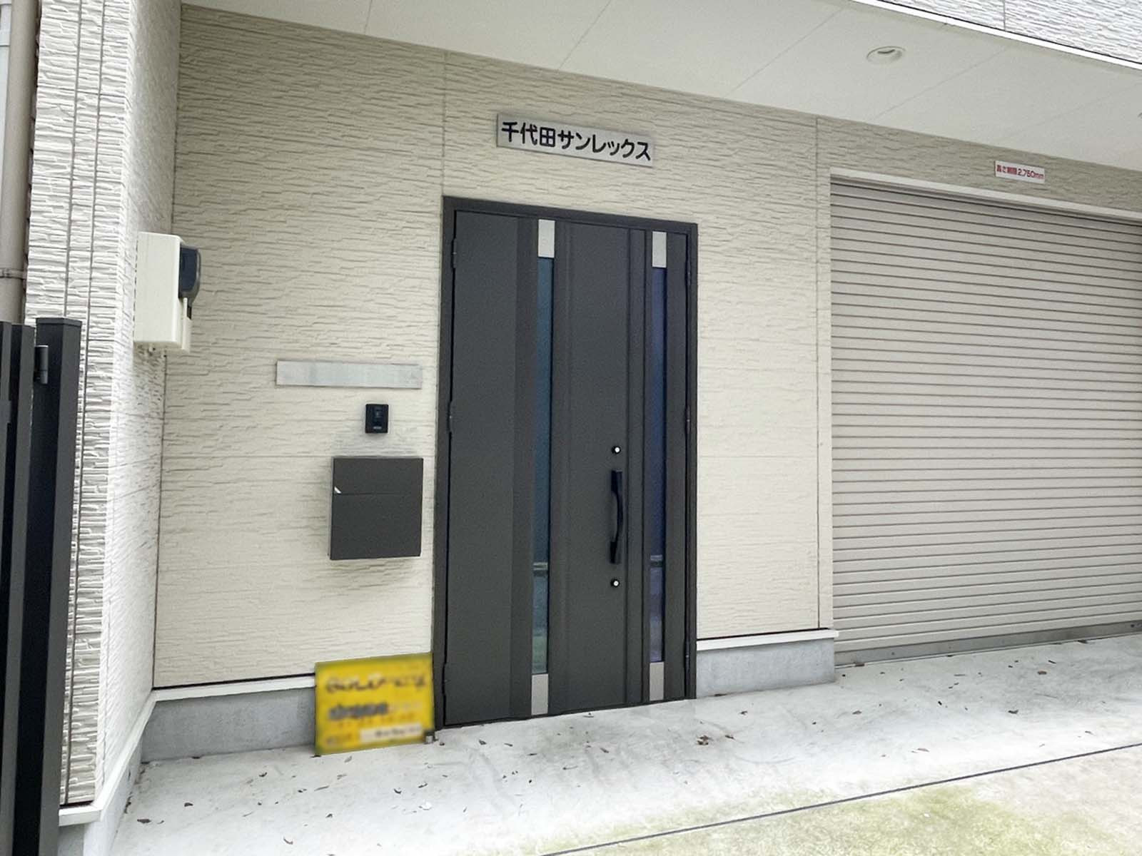 オフィスビル出入口