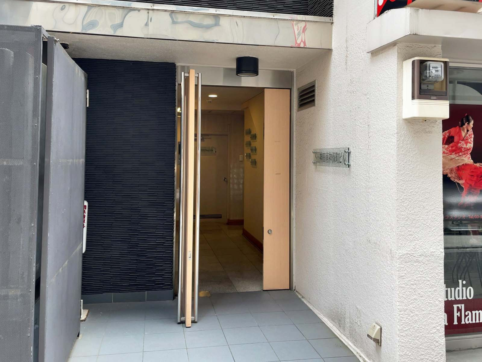 オフィスビル出入口
