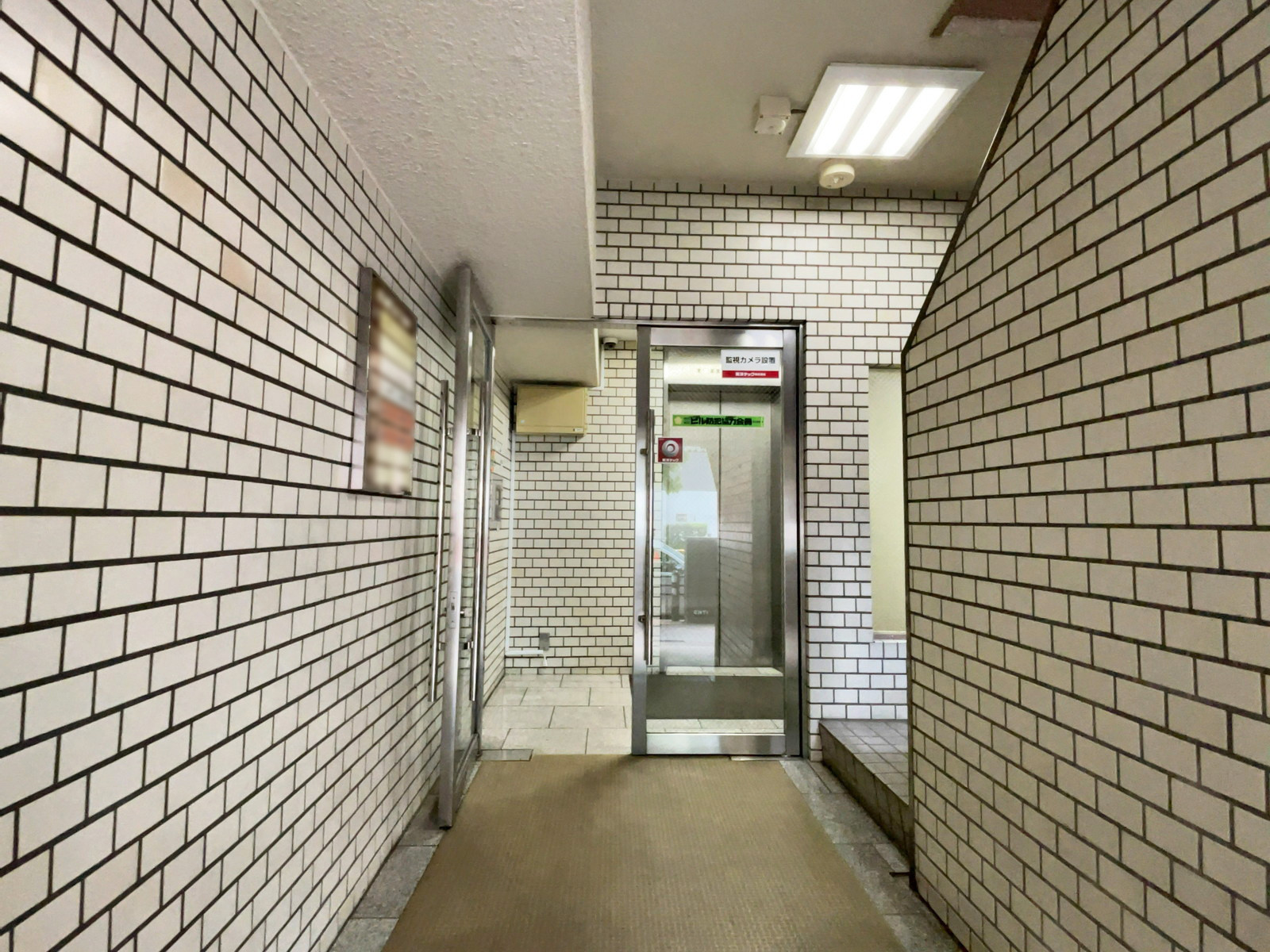 オフィスビル出入口