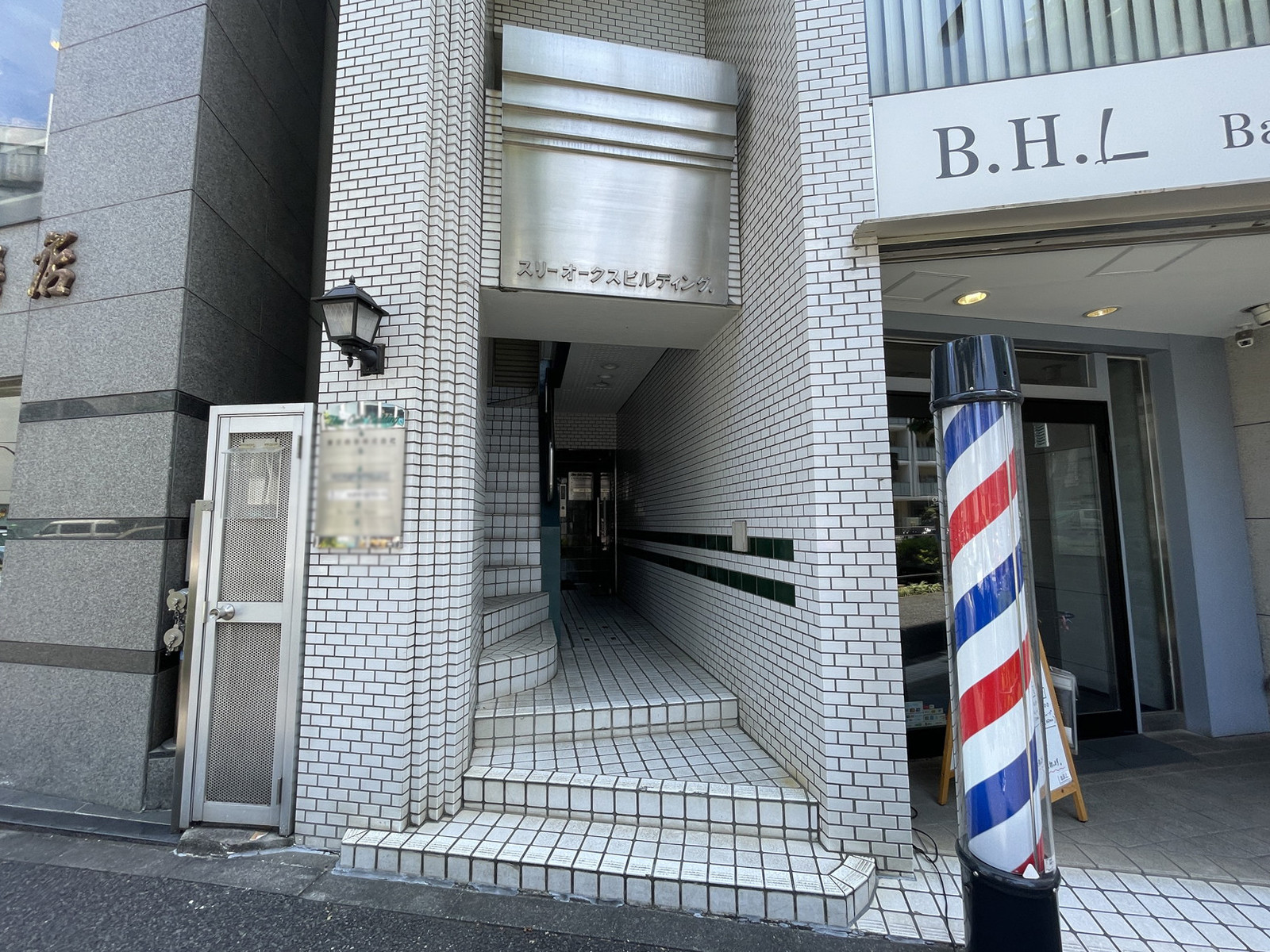 オフィスビル出入口