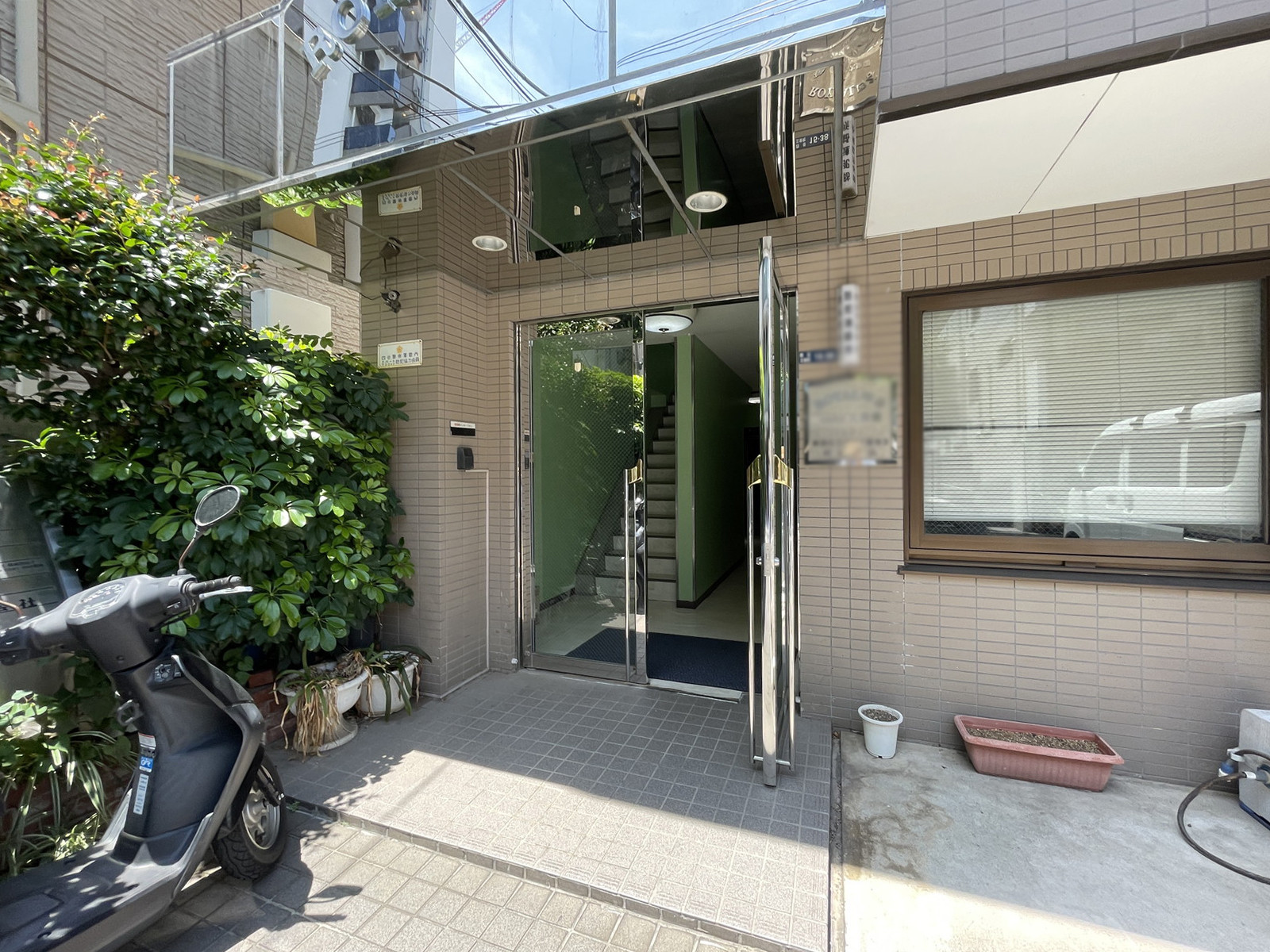 オフィスビル出入口