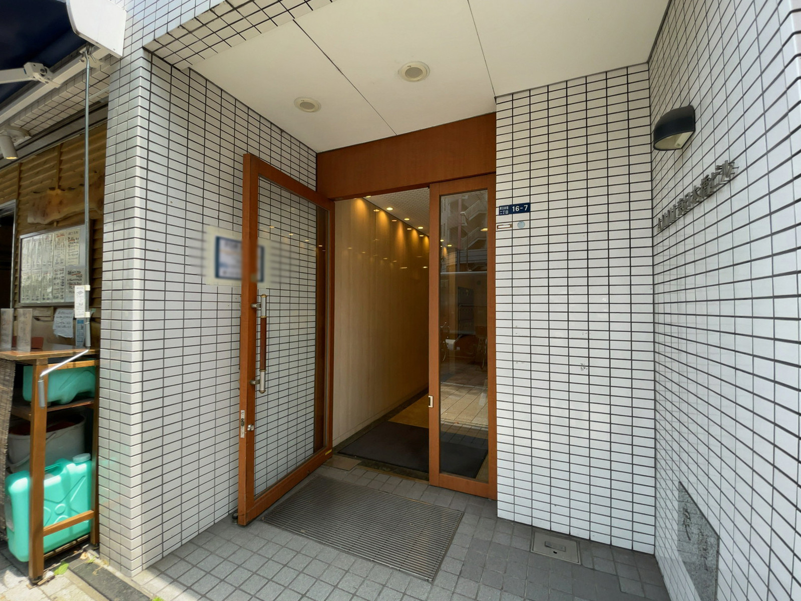 オフィスビル出入口