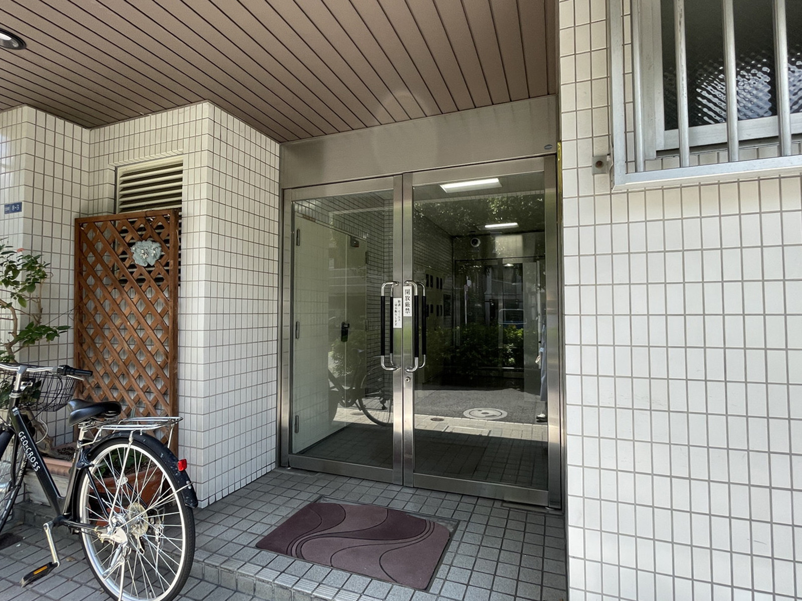 オフィスビル出入口