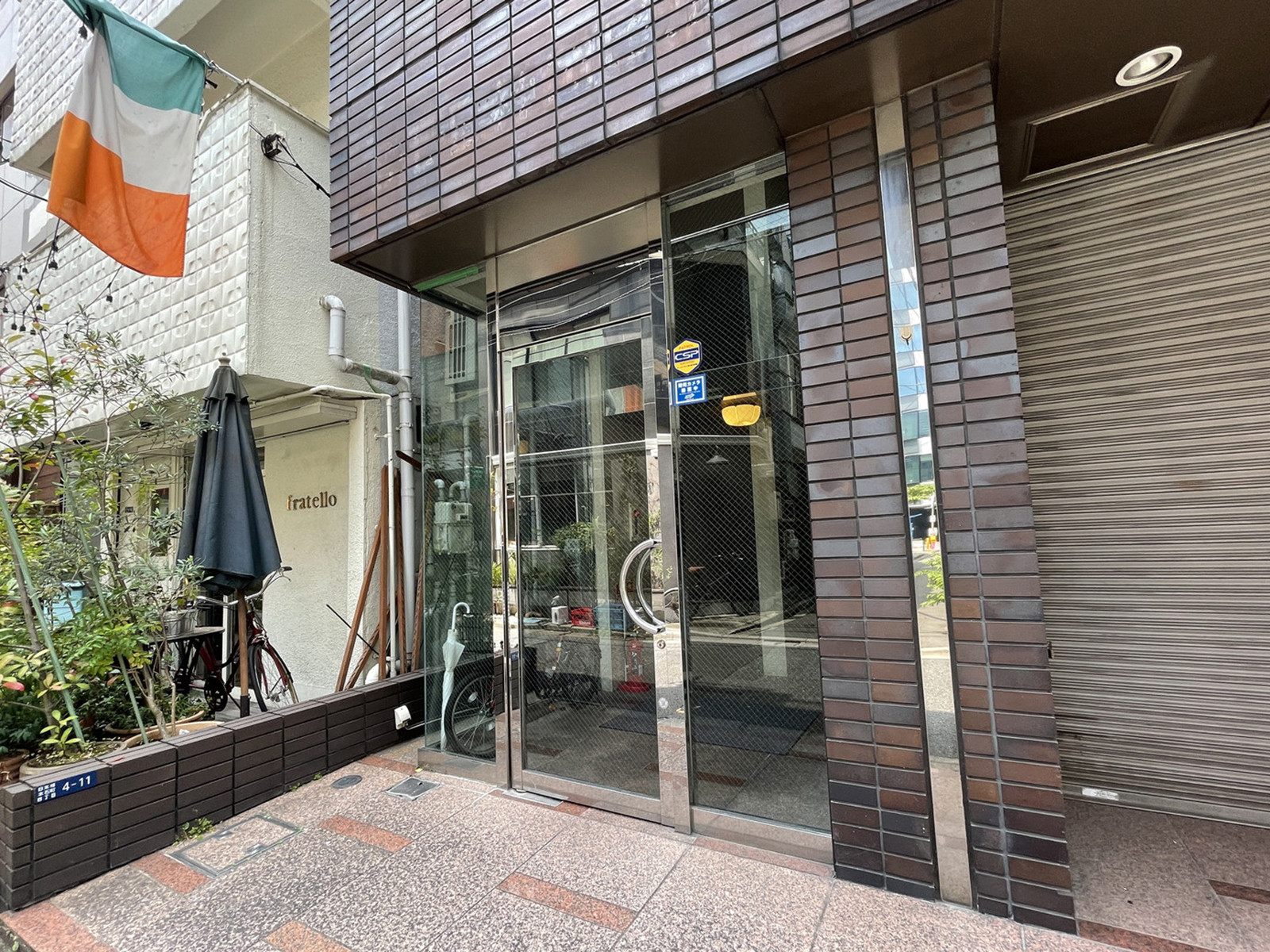 オフィスビル出入口