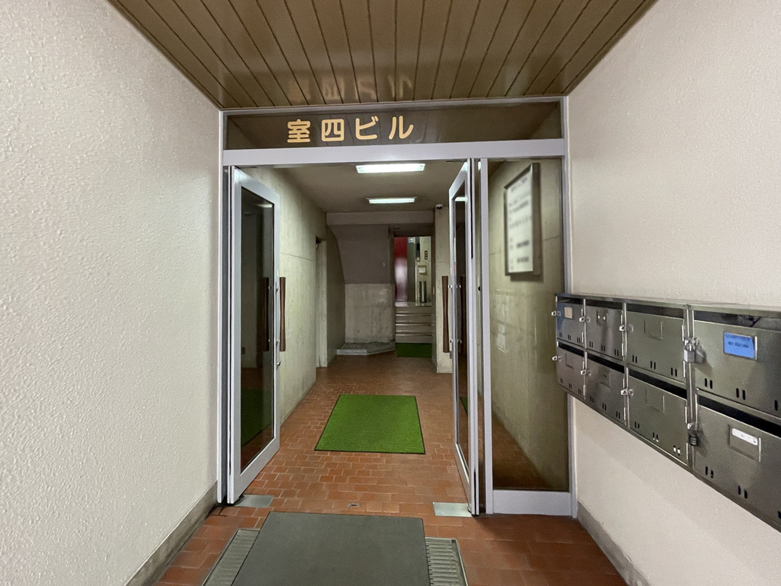 オフィスビル出入口