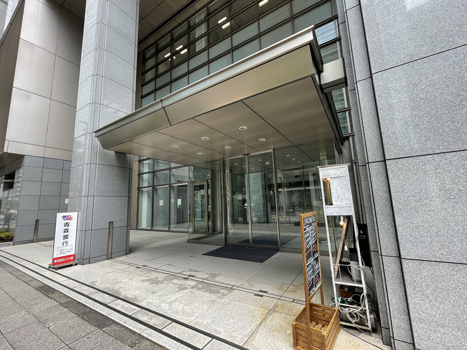 オフィスビル出入口