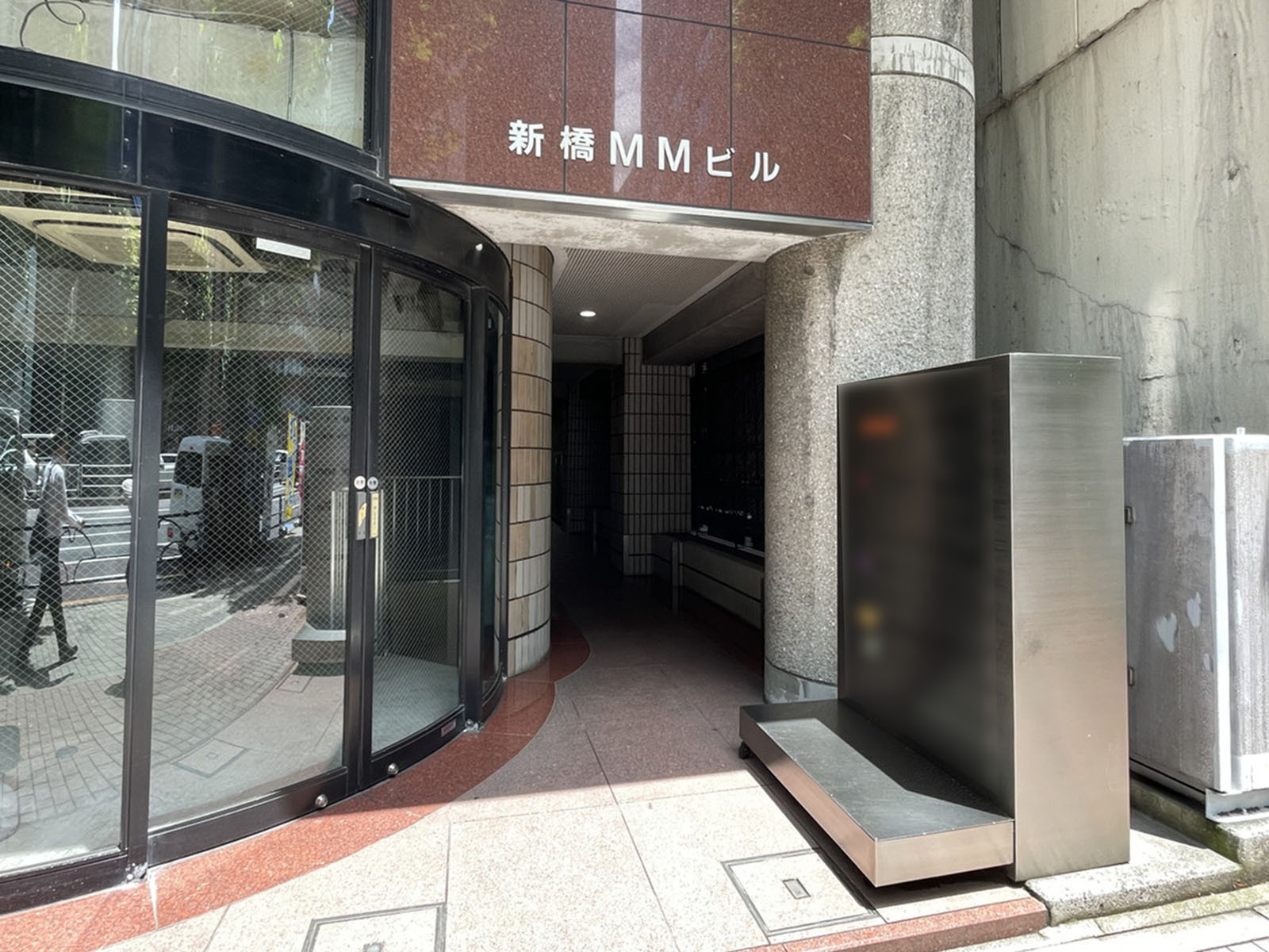 オフィスビル出入口