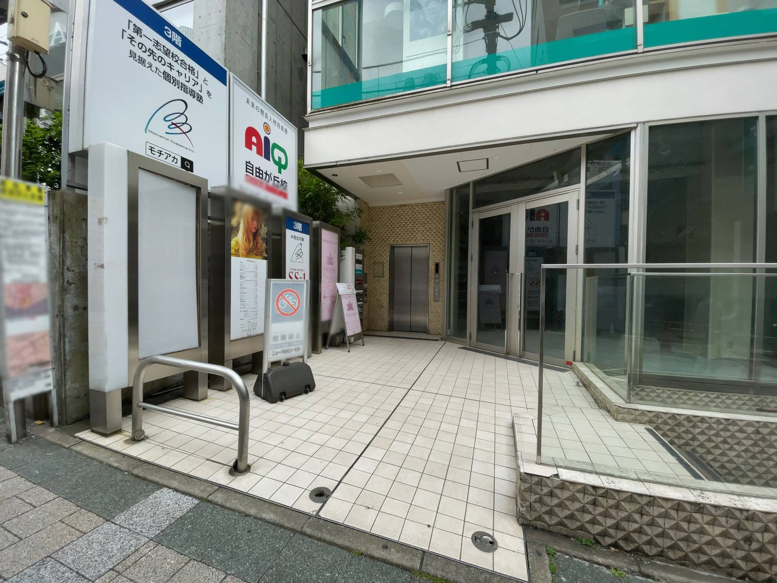オフィスビル出入口