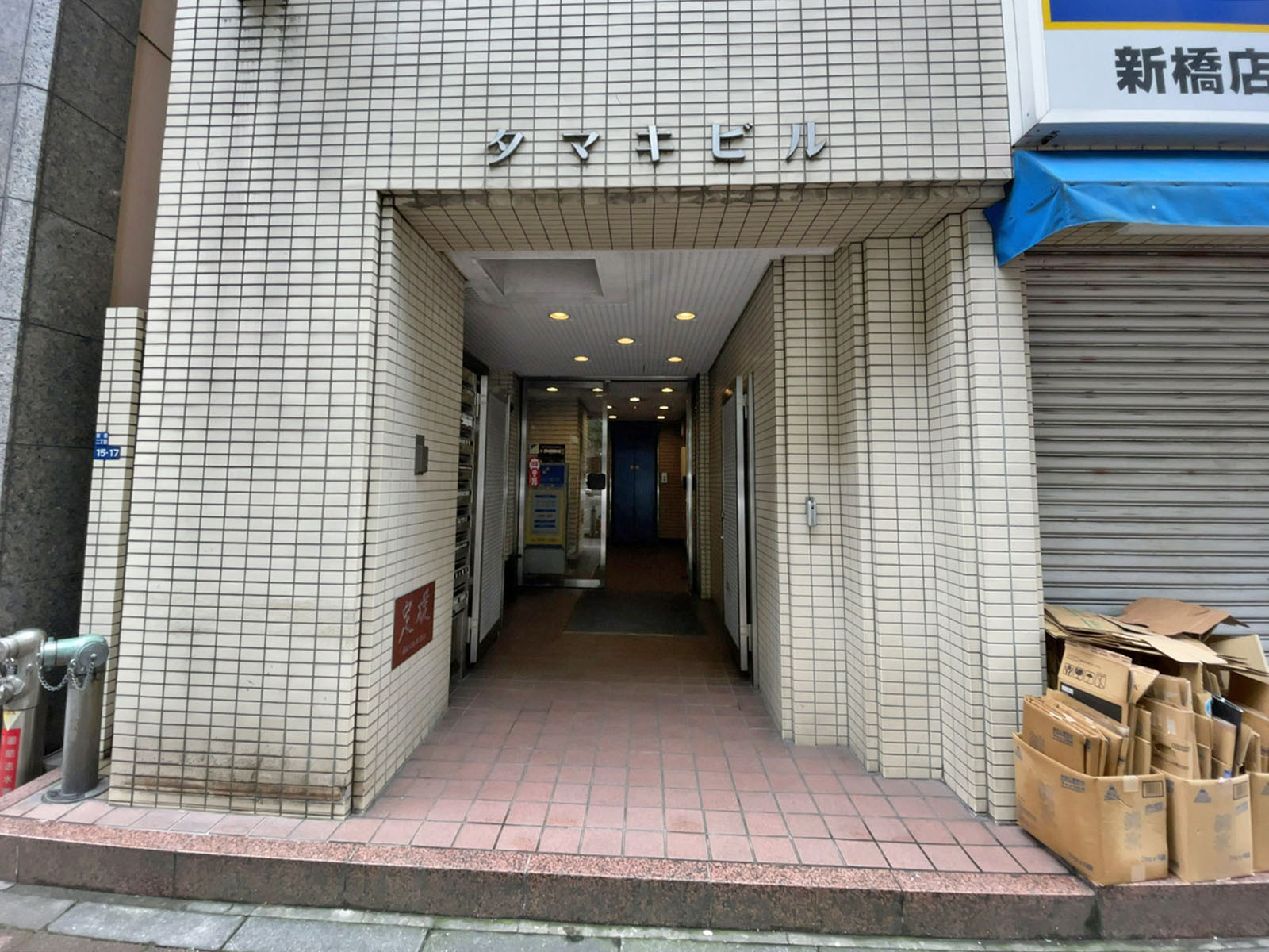 オフィスビル出入口