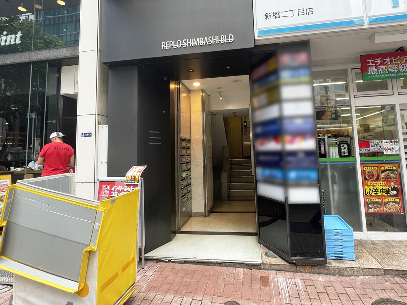 オフィスビル出入口