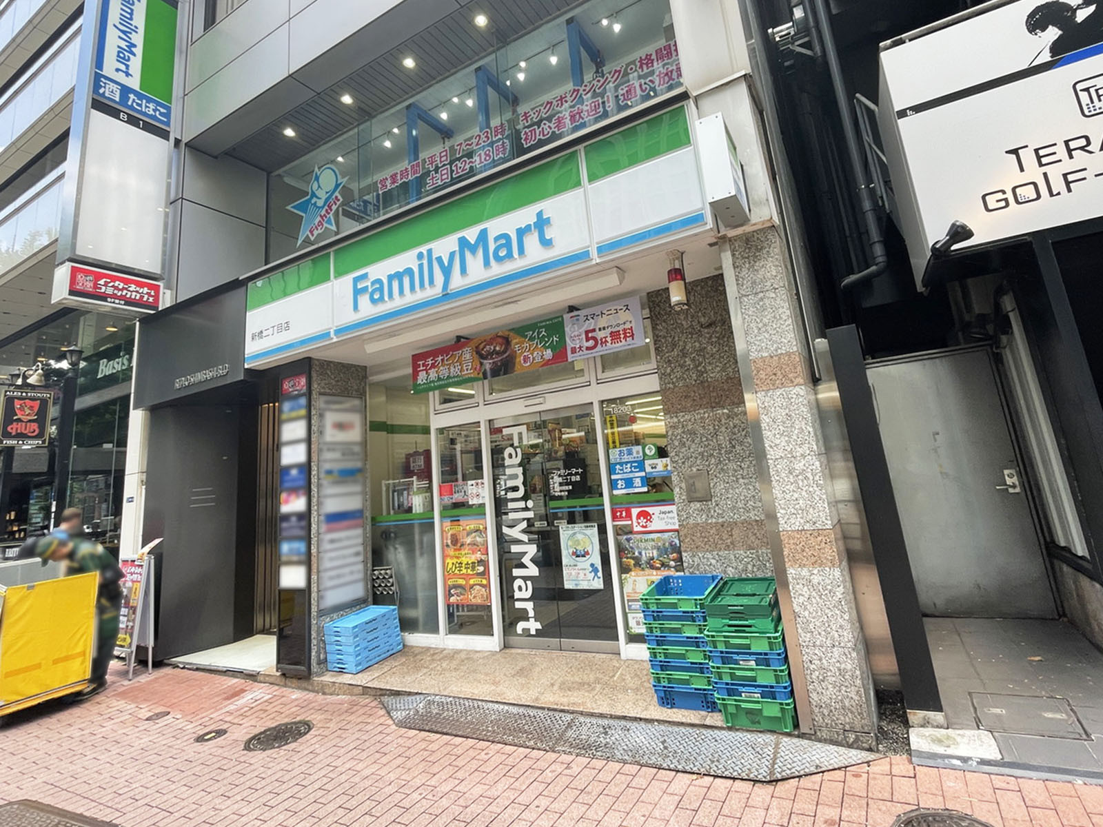 1階のファミリーマート新橋二丁目店