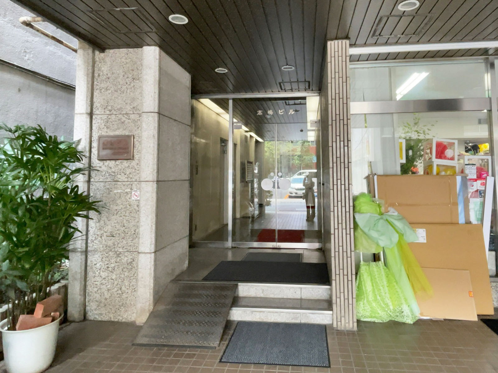 オフィスビル出入口