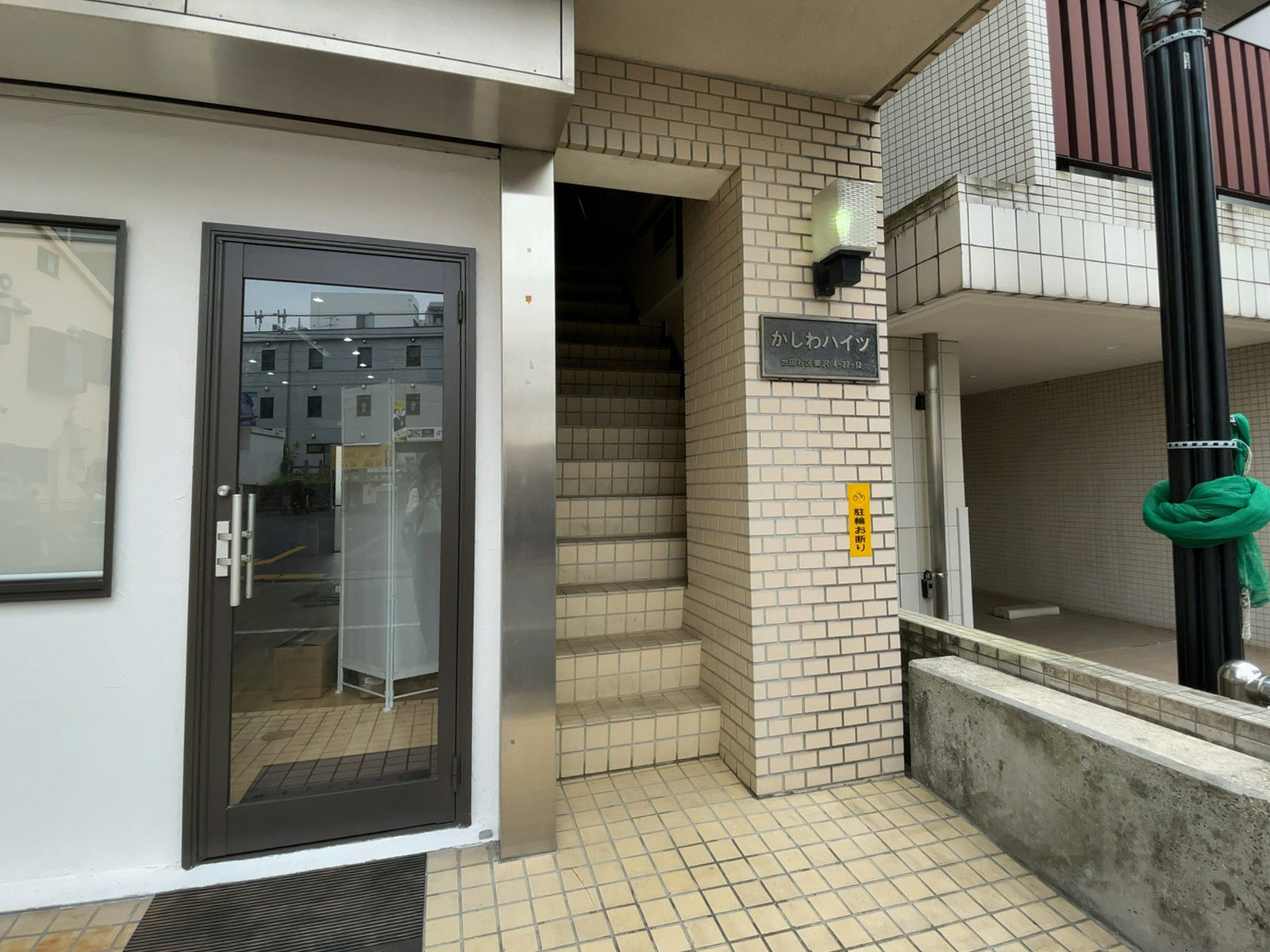 オフィスビル出入口