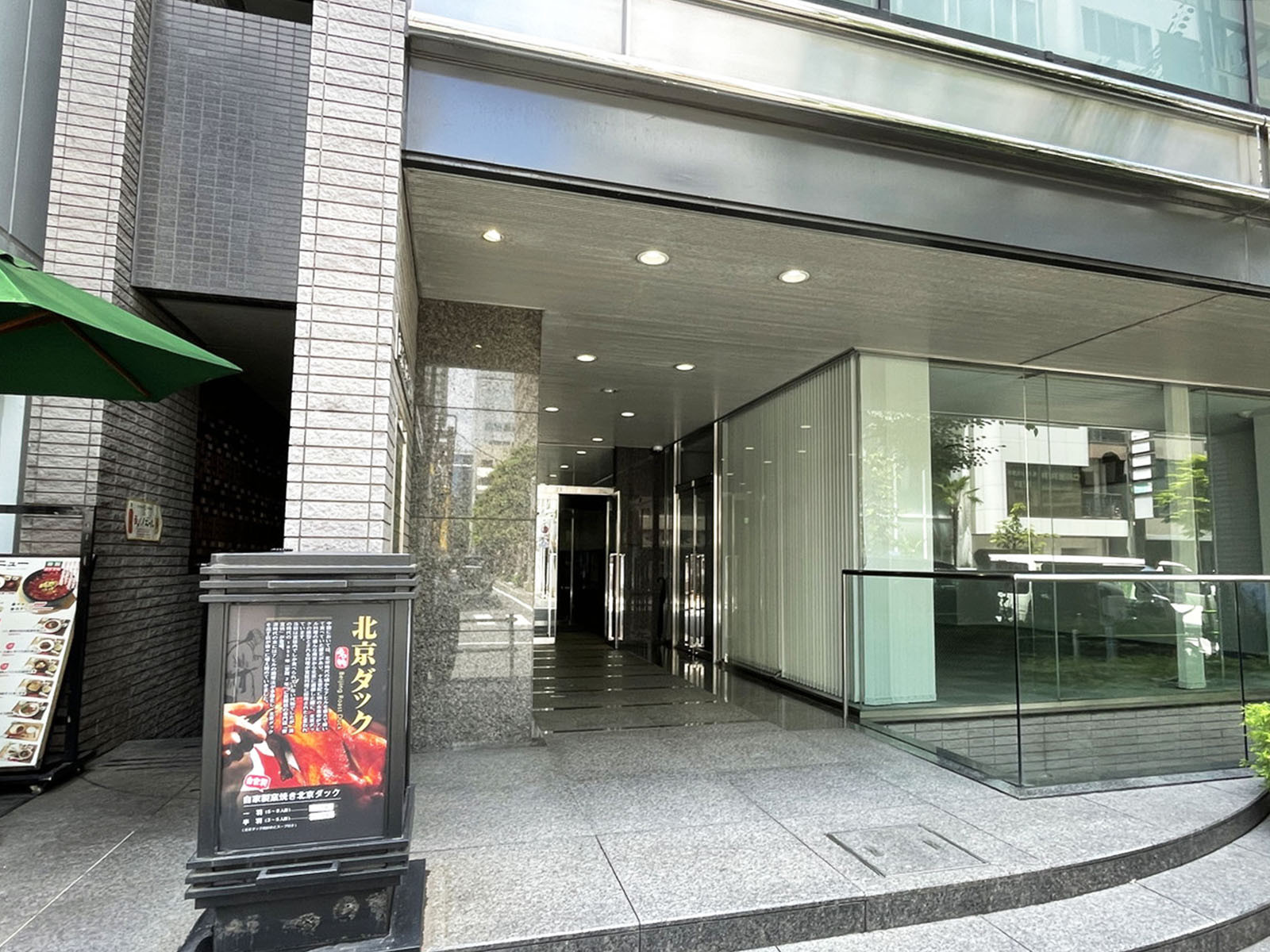 オフィスビル出入口