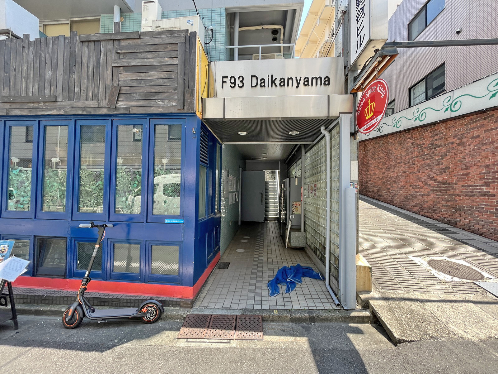 オフィスビル出入り口