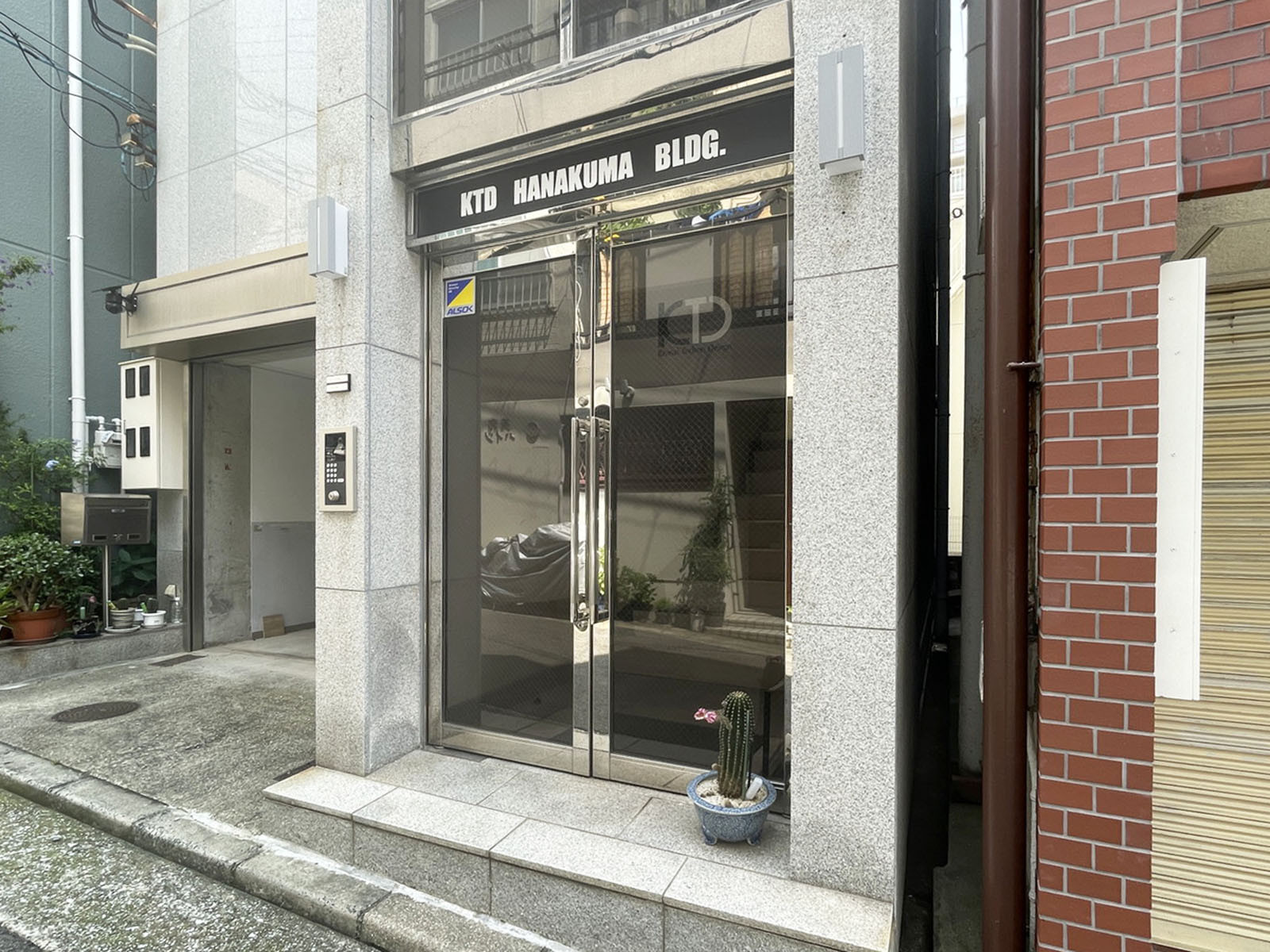 オフィスビル出入口