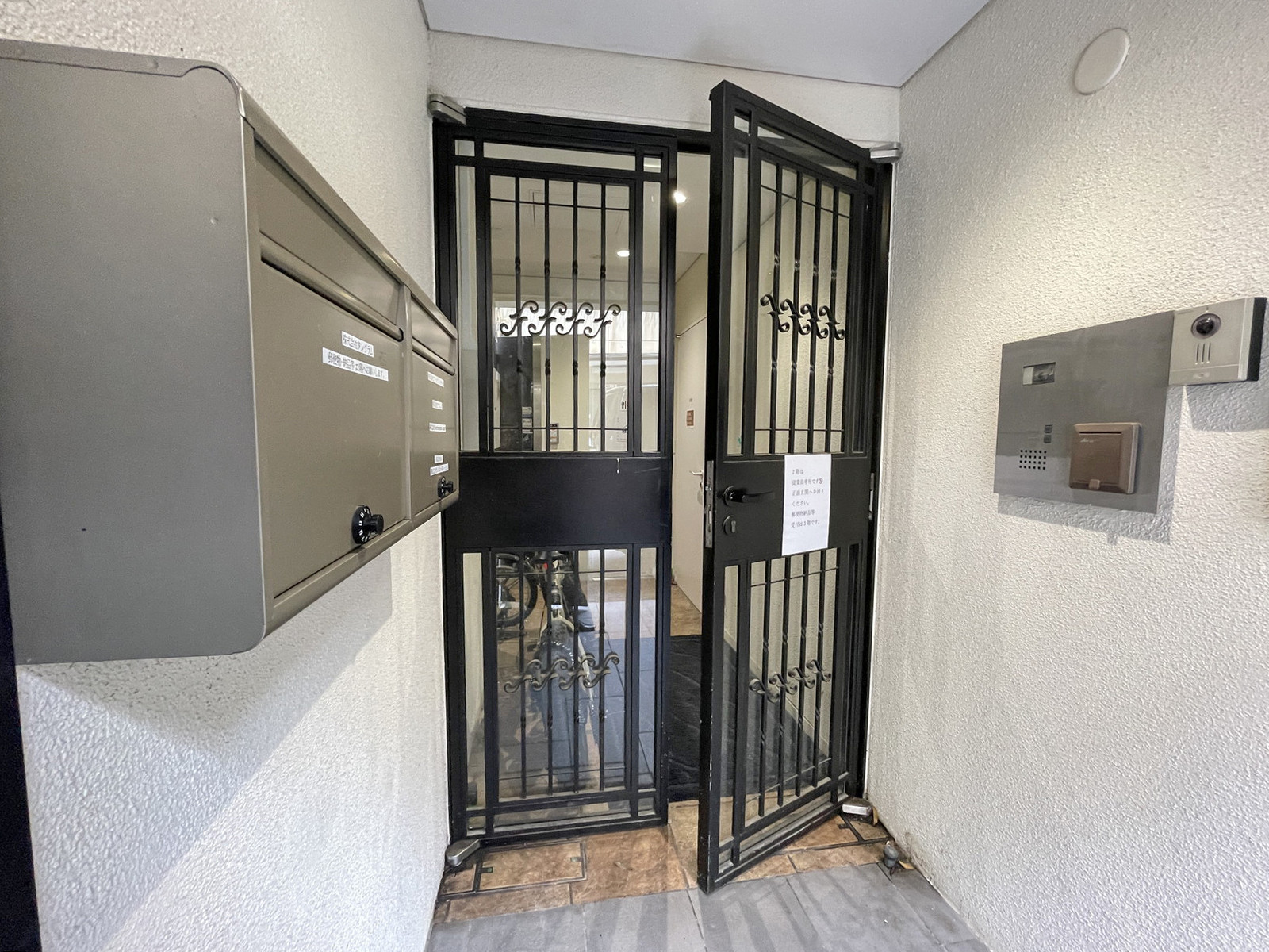 オフィスビル出入口