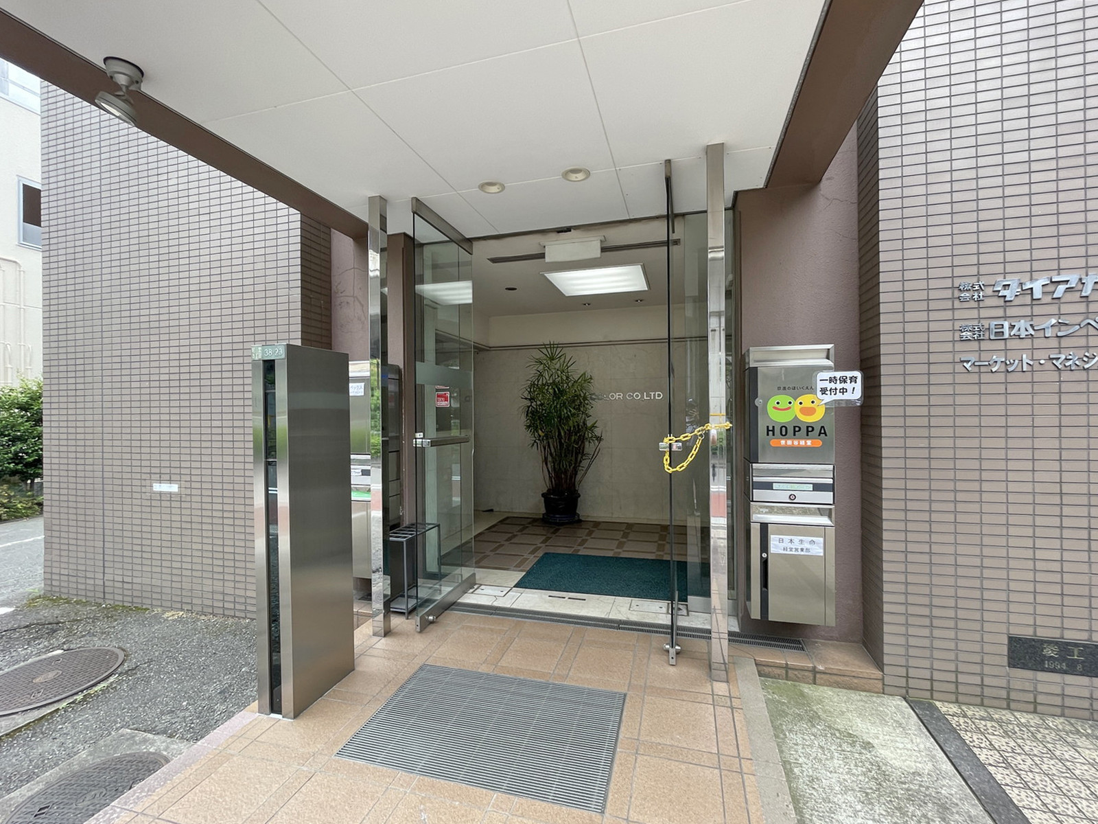 オフィスビル出入口