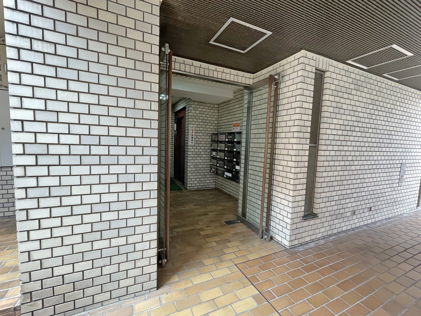 オフィスビル出入口