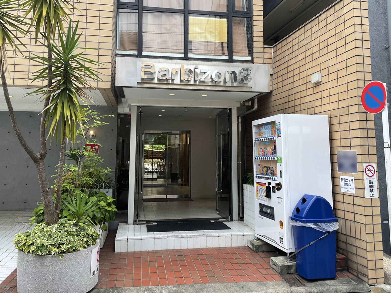 オフィスビル出入口