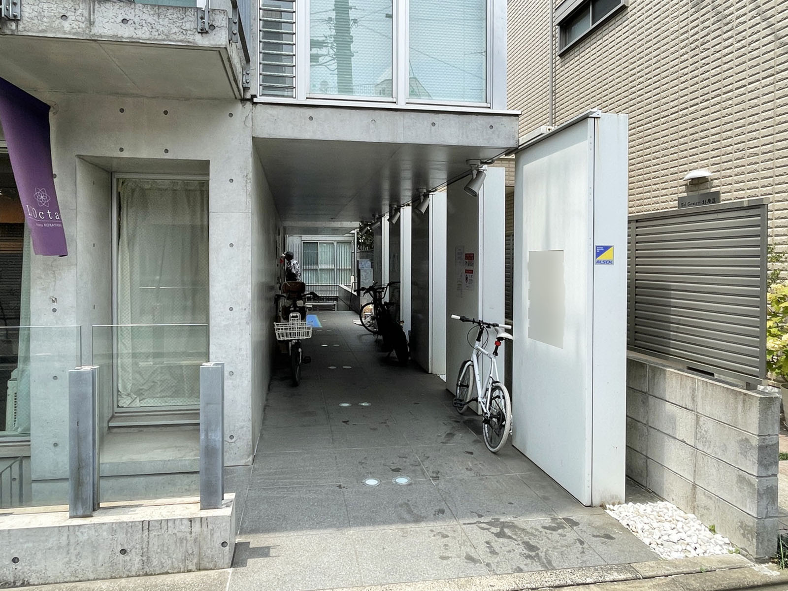 オフィスビル出入口