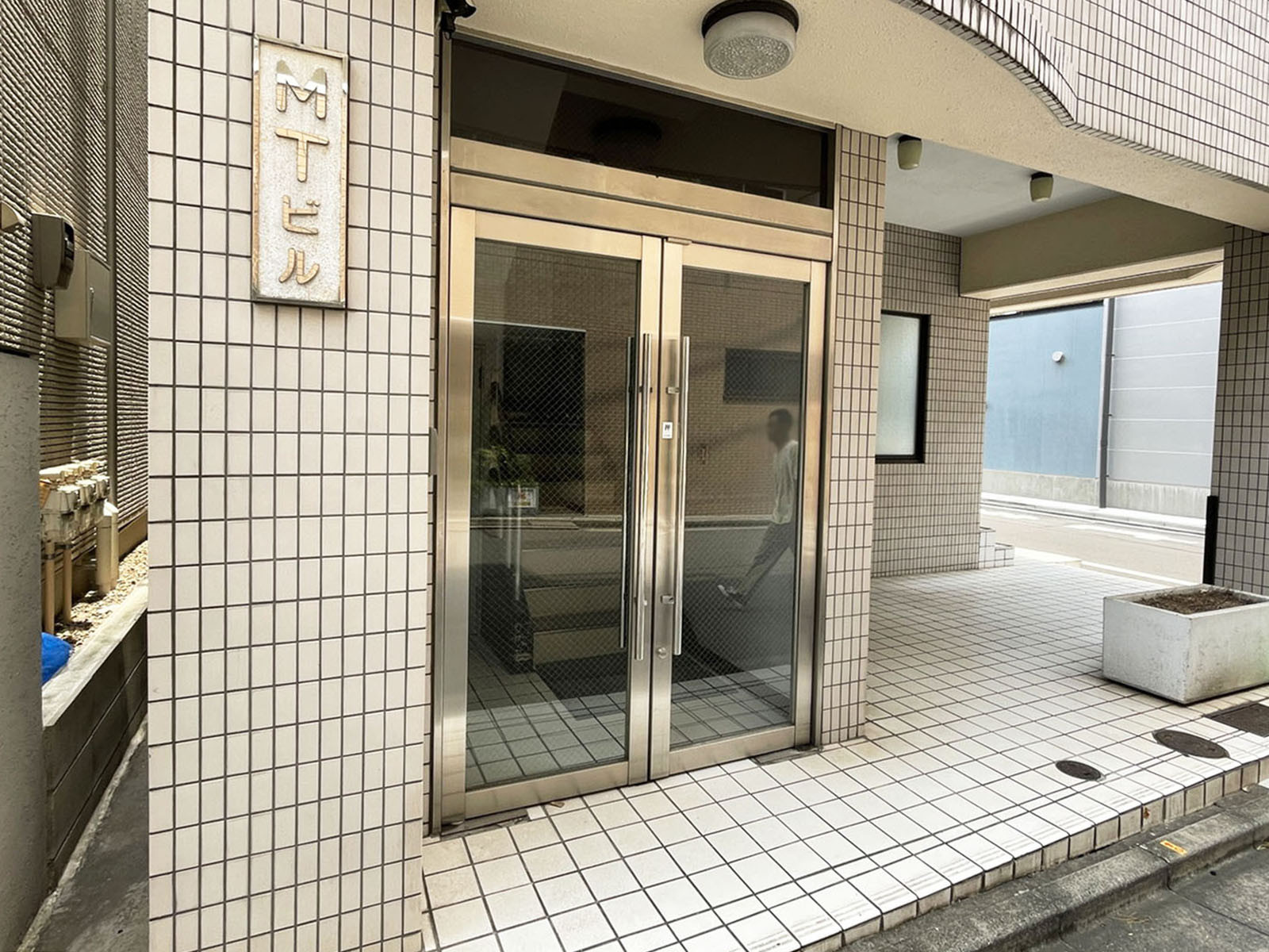 オフィスビル出入口