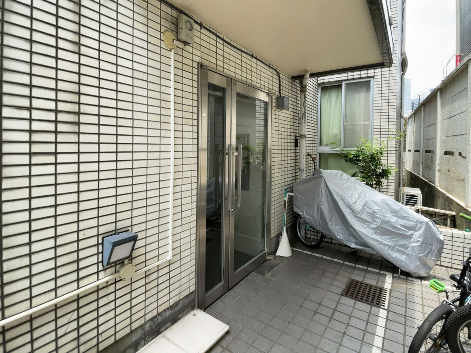 オフィスビル出入口