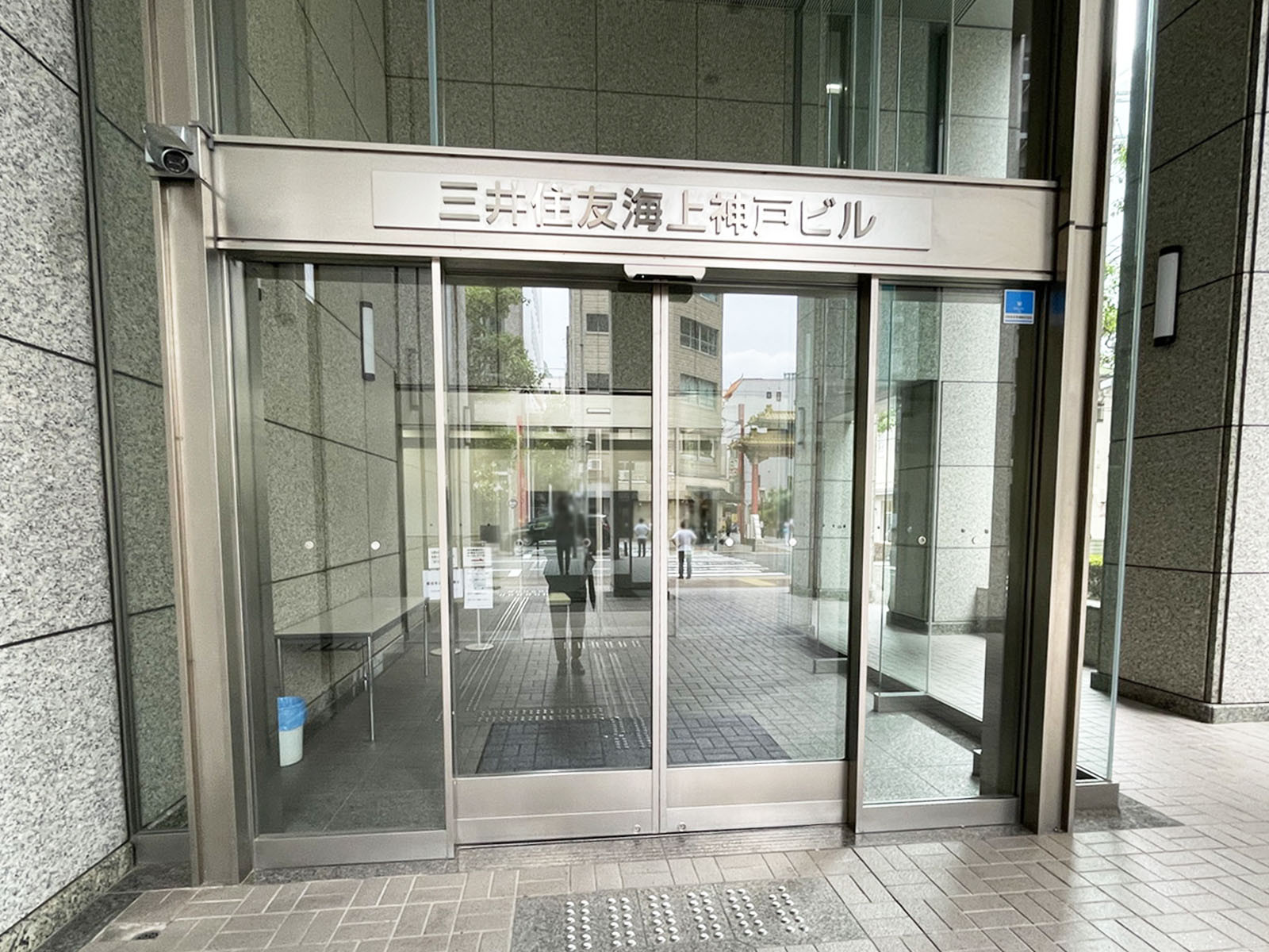 オフィスビル出入口